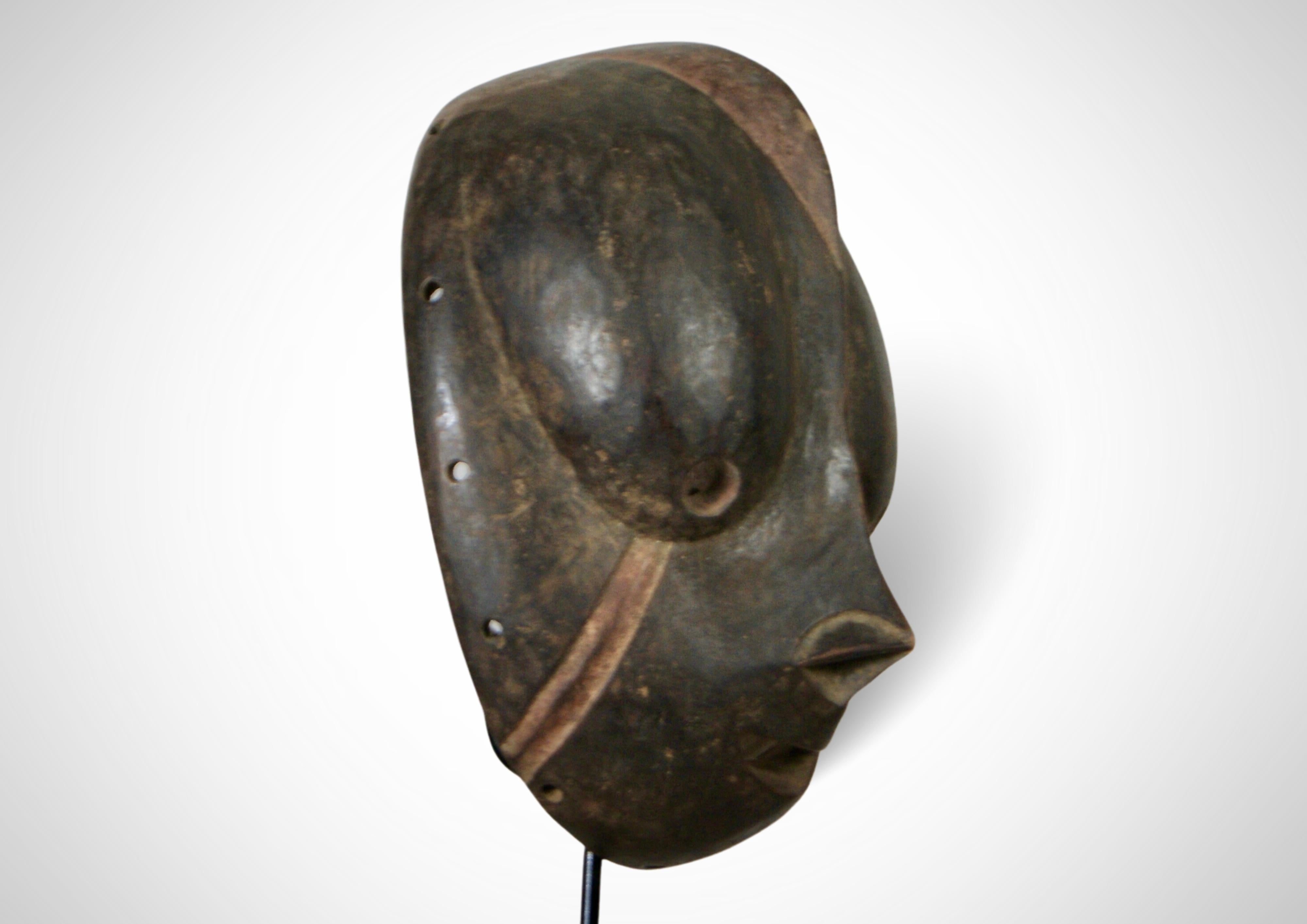 Sculpté à la main Grand masque de chant du Cameroun Bulu en vente