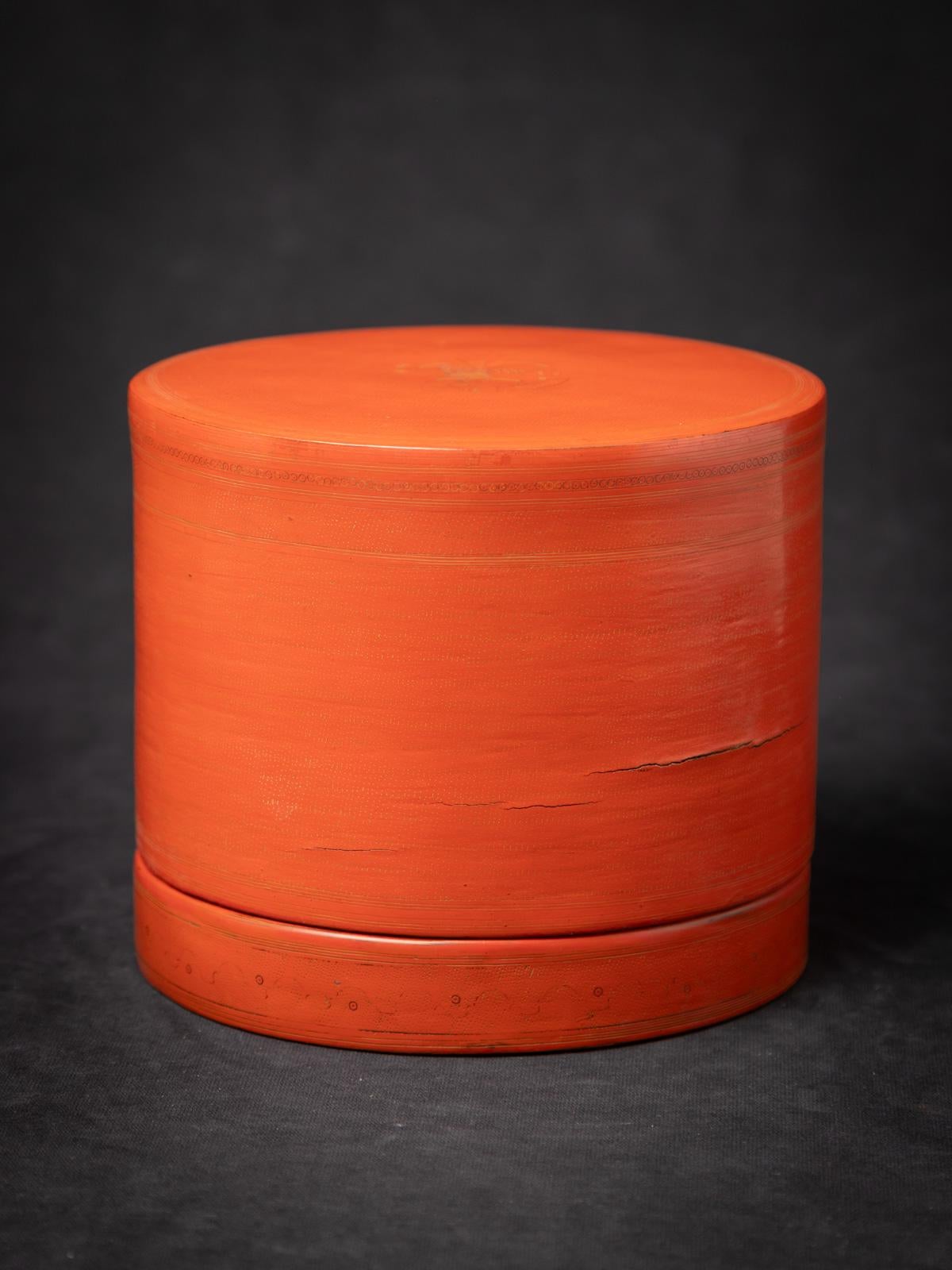 Old Burmese betelnut box
Material : lacquerware
13,8 cm high
16,1 cm diameter
Early 20th century
Weight: 666 grams
Originating from Burma (Myanmar)
