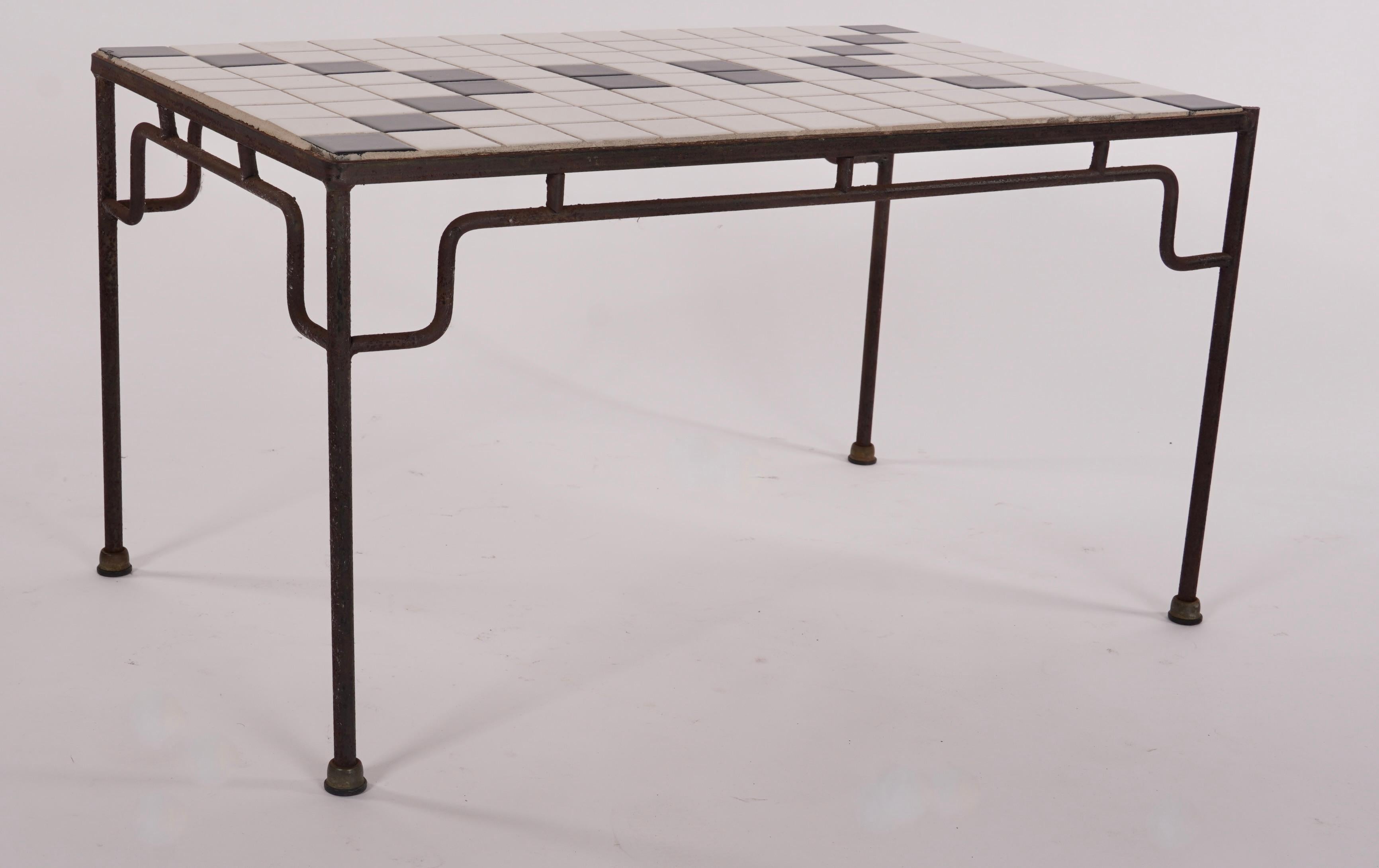 Américain Petite table basse ou d'appoint en fer et tuiles de Californie en vente