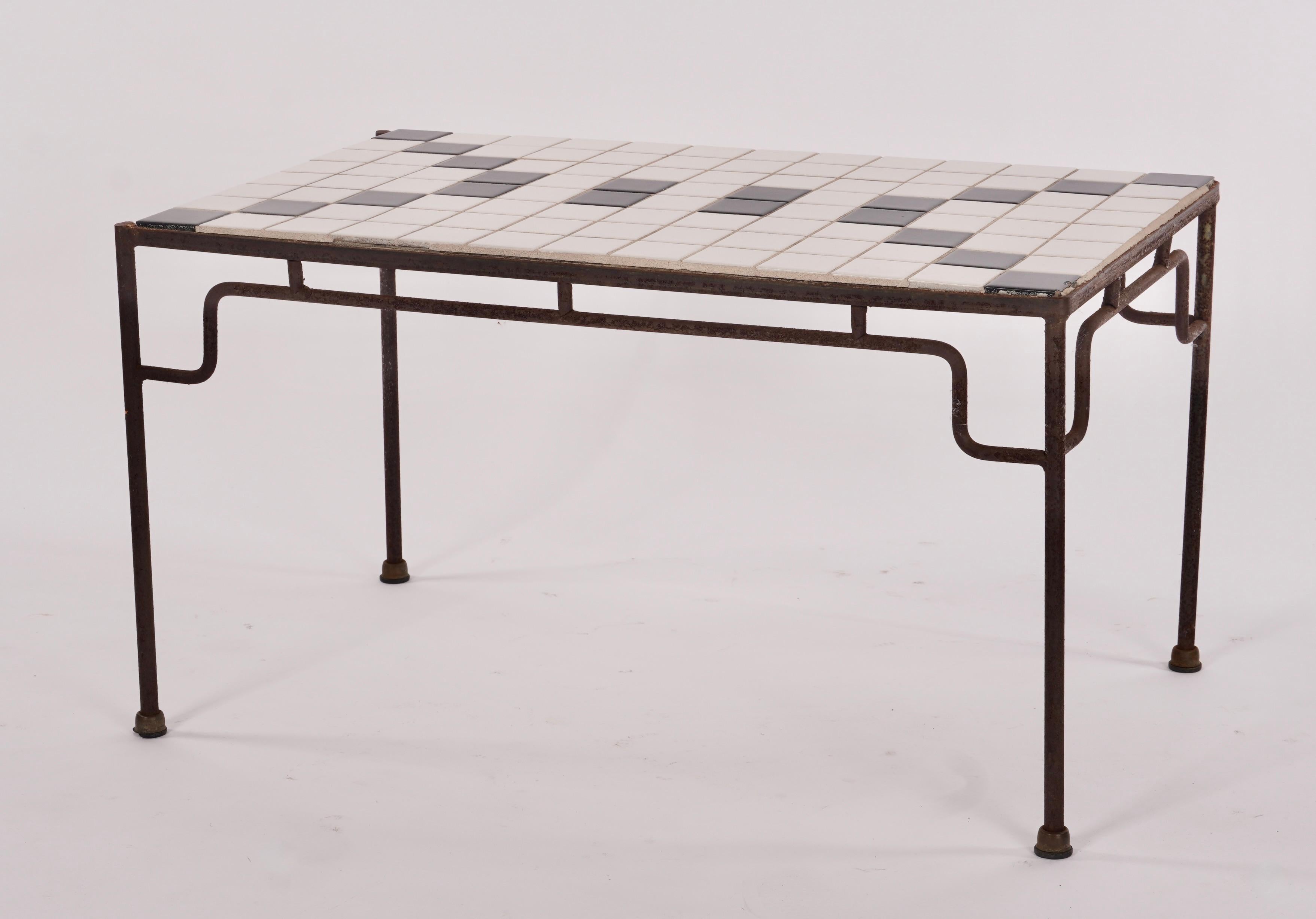 Fait main Petite table basse ou d'appoint en fer et tuiles de Californie en vente
