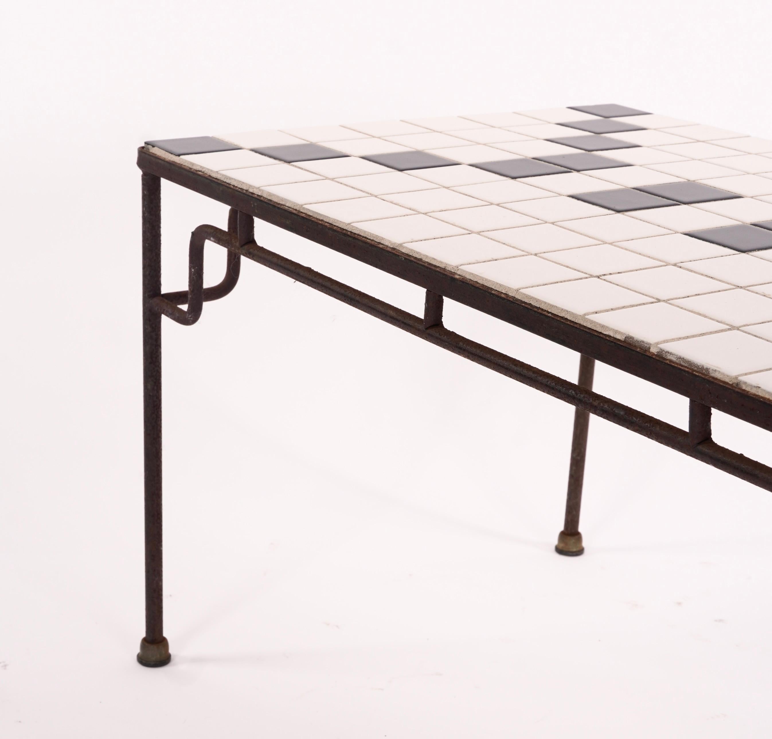 Petite table basse ou d'appoint en fer et tuiles de Californie Bon état - En vente à Oakland, CA