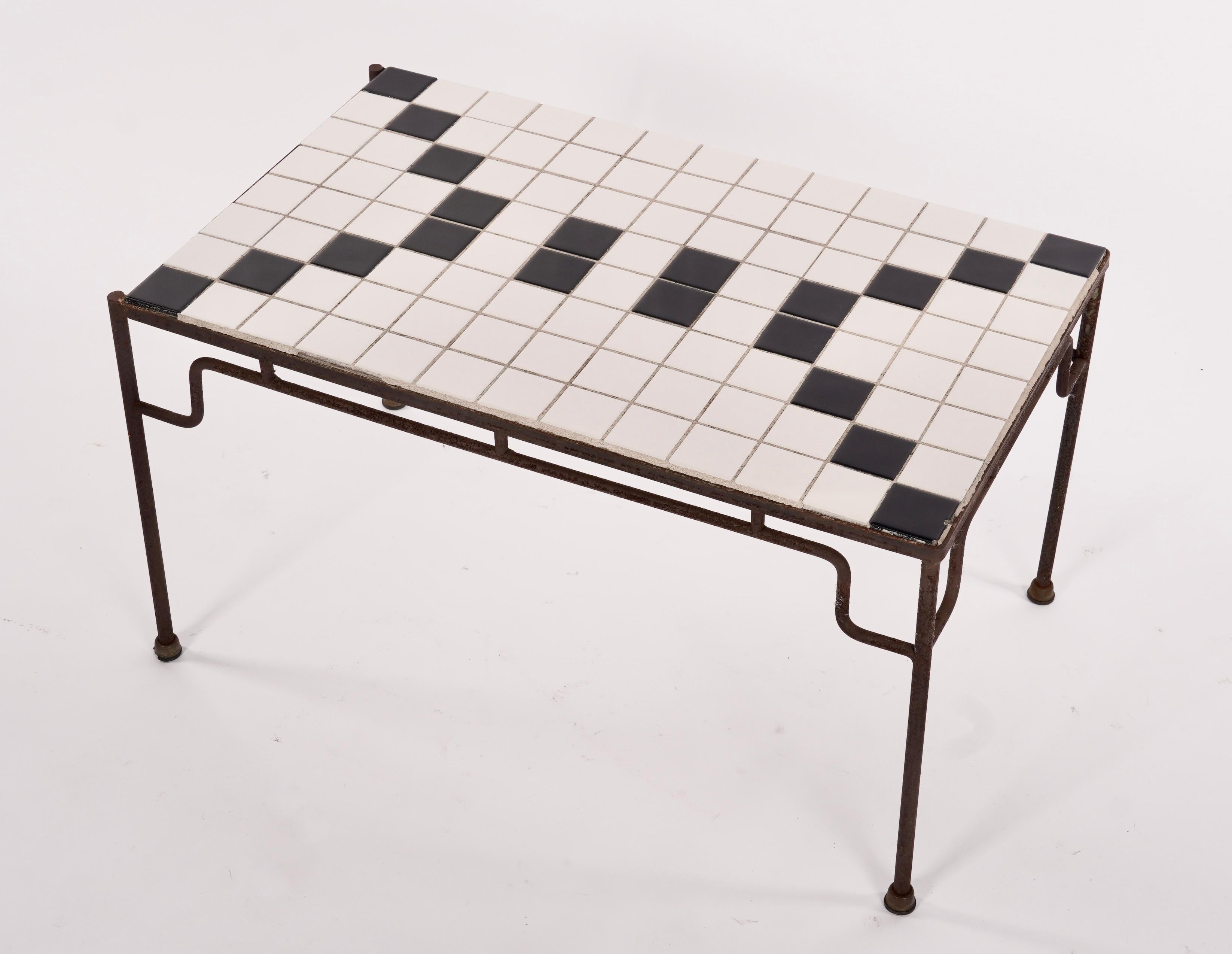 Milieu du XXe siècle Petite table basse ou d'appoint en fer et tuiles de Californie en vente