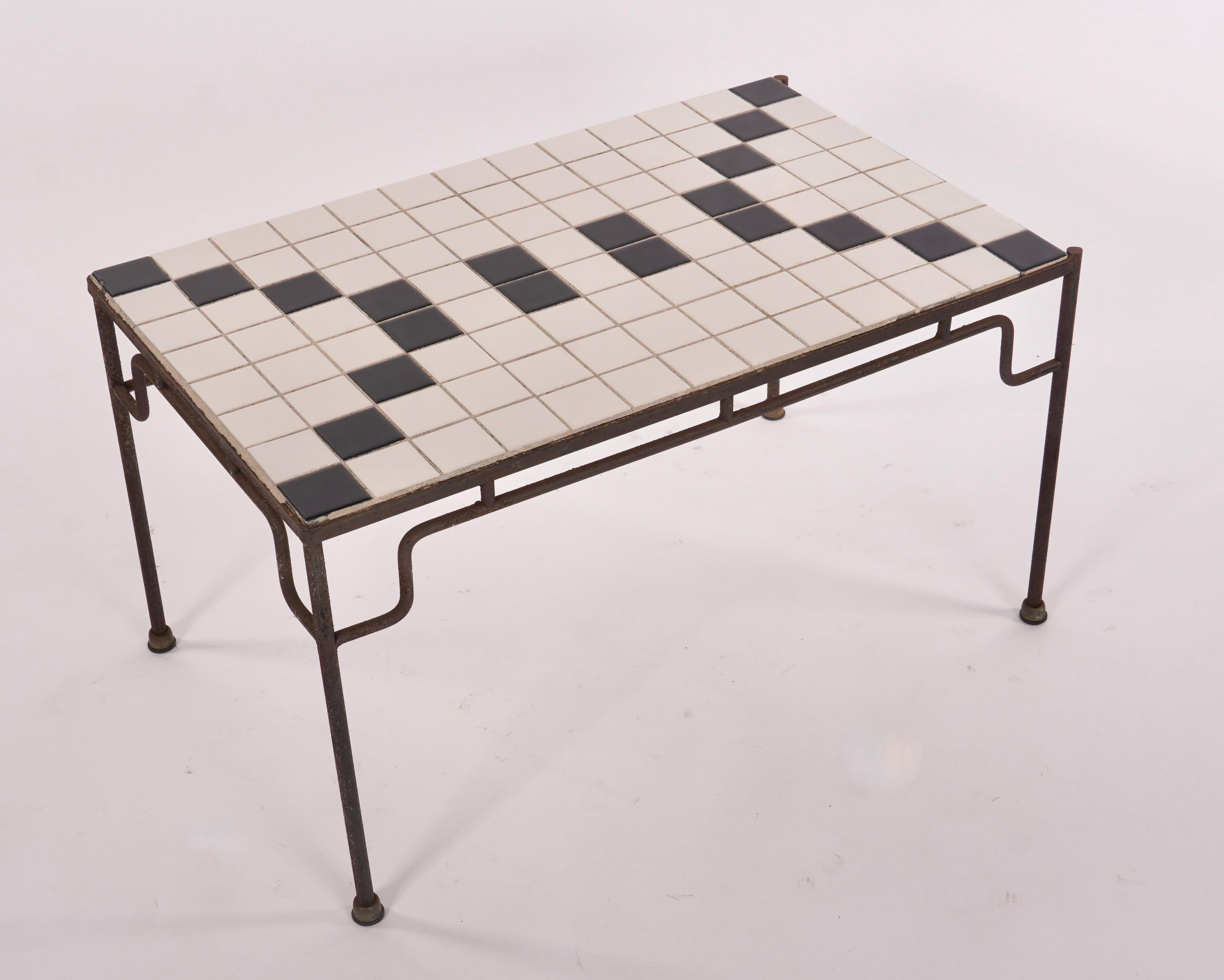 Petite table basse ou d'appoint en fer et tuiles de Californie en vente 1