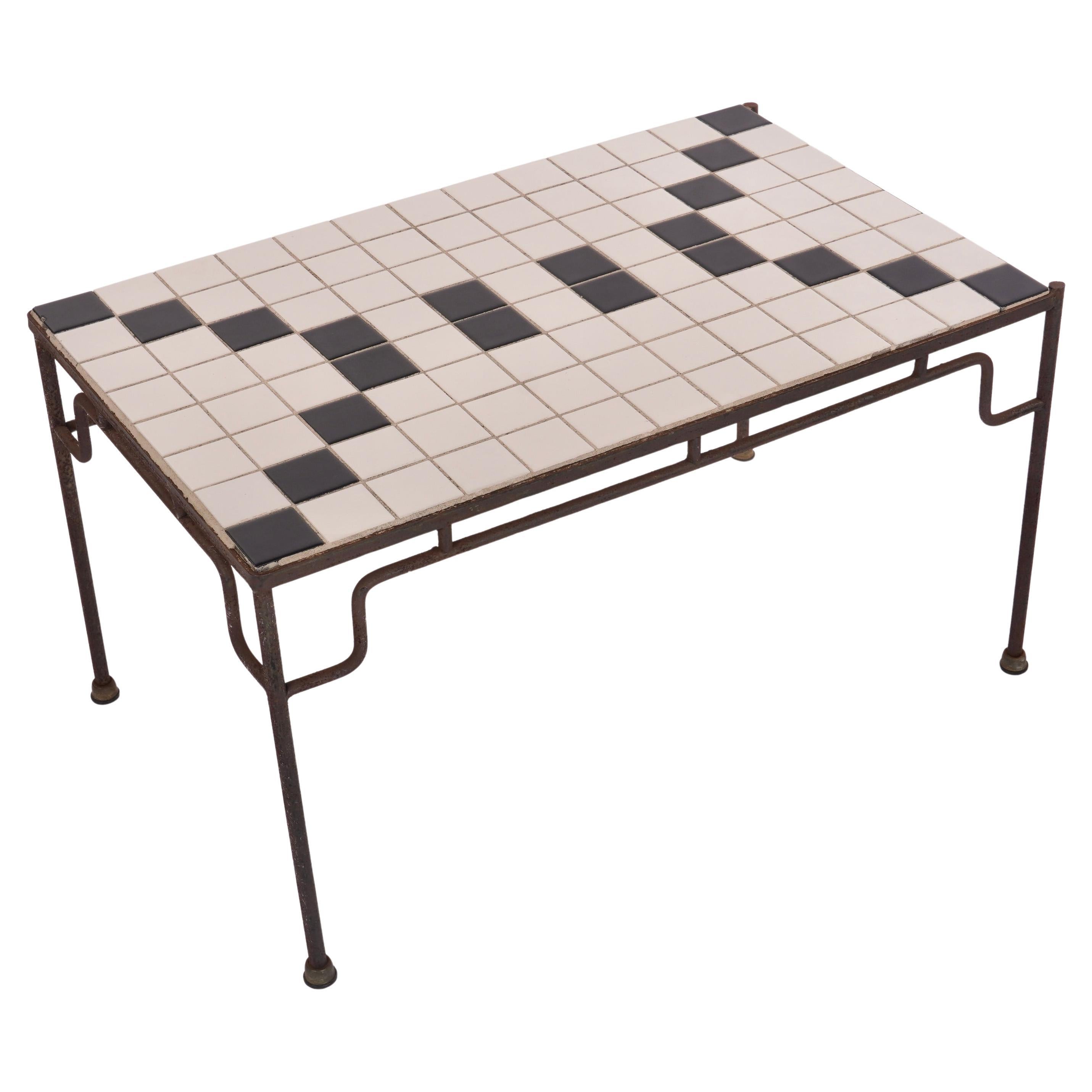 Petite table basse ou d'appoint en fer et tuiles de Californie en vente