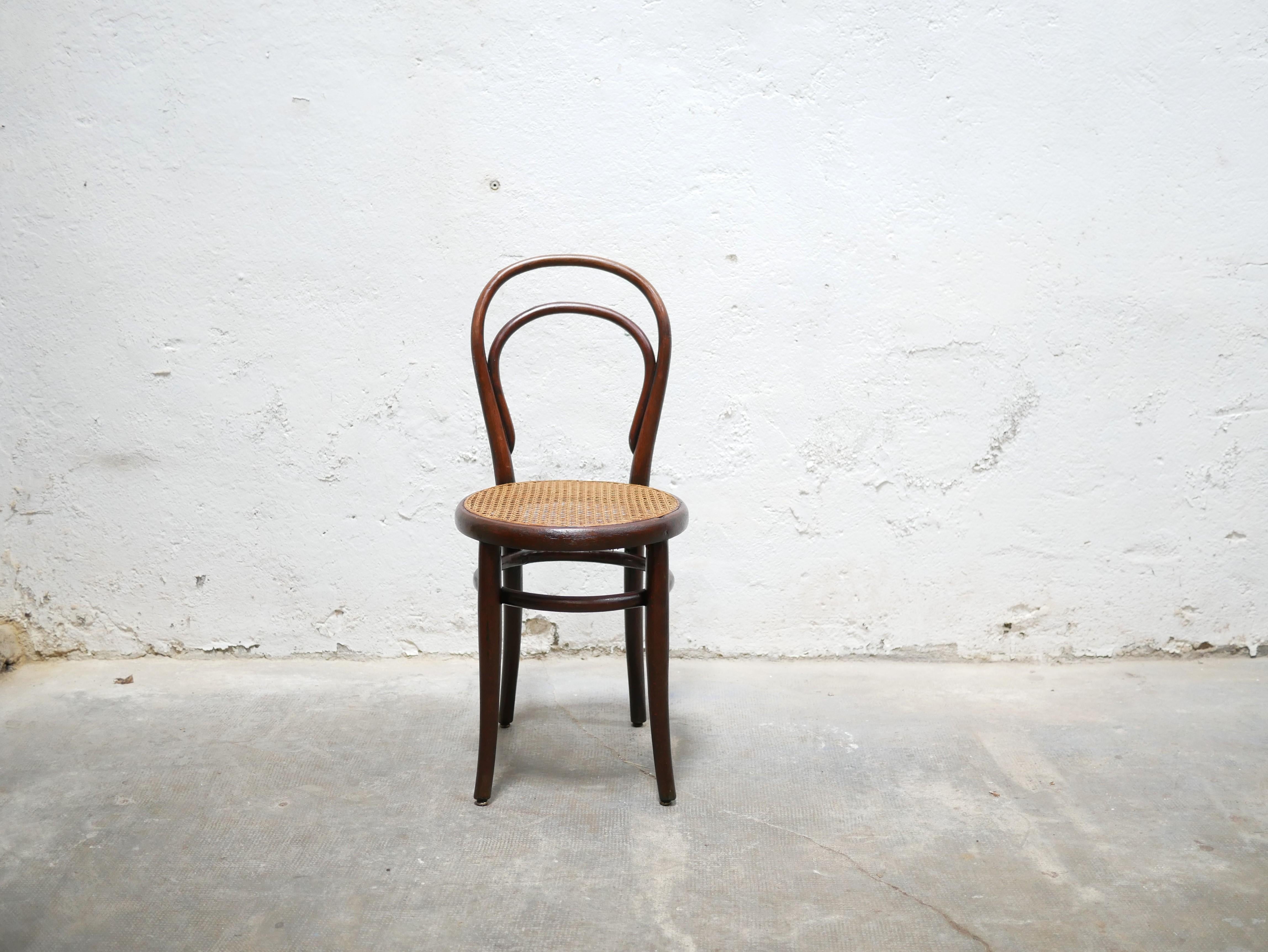 Bistro chair in bentwood and canework, model no. 14, designed by Thonet, in the 1920s. 

Wood color, intense and warm. Original traditional canework in very good condition.
It will be perfect when mixed with other mismatched chairs or as an