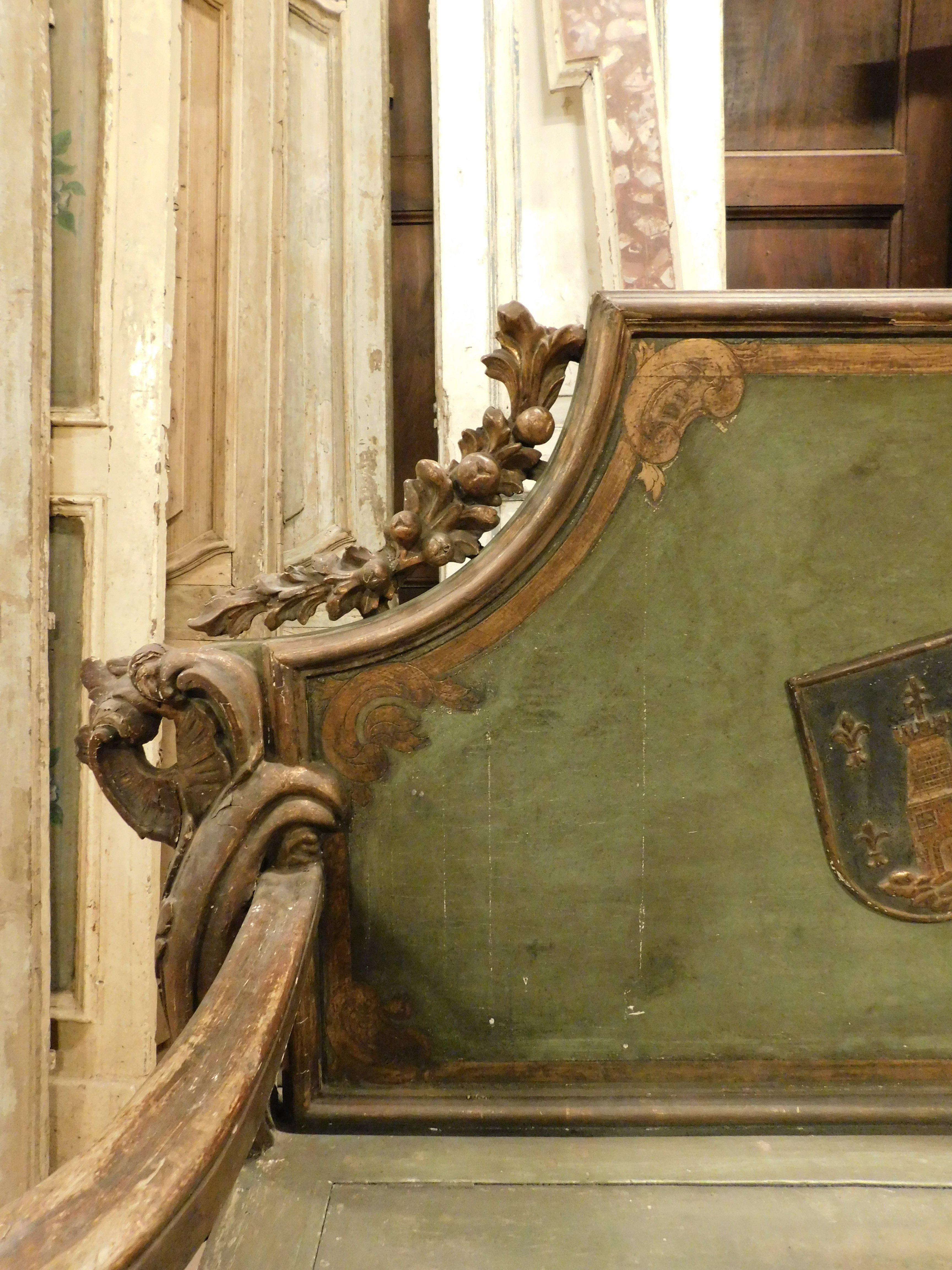 Ancien coffre sculpté et laqué, symboles héraldiques et armoiries, Italie Bon état - En vente à Cuneo, Italy (CN)