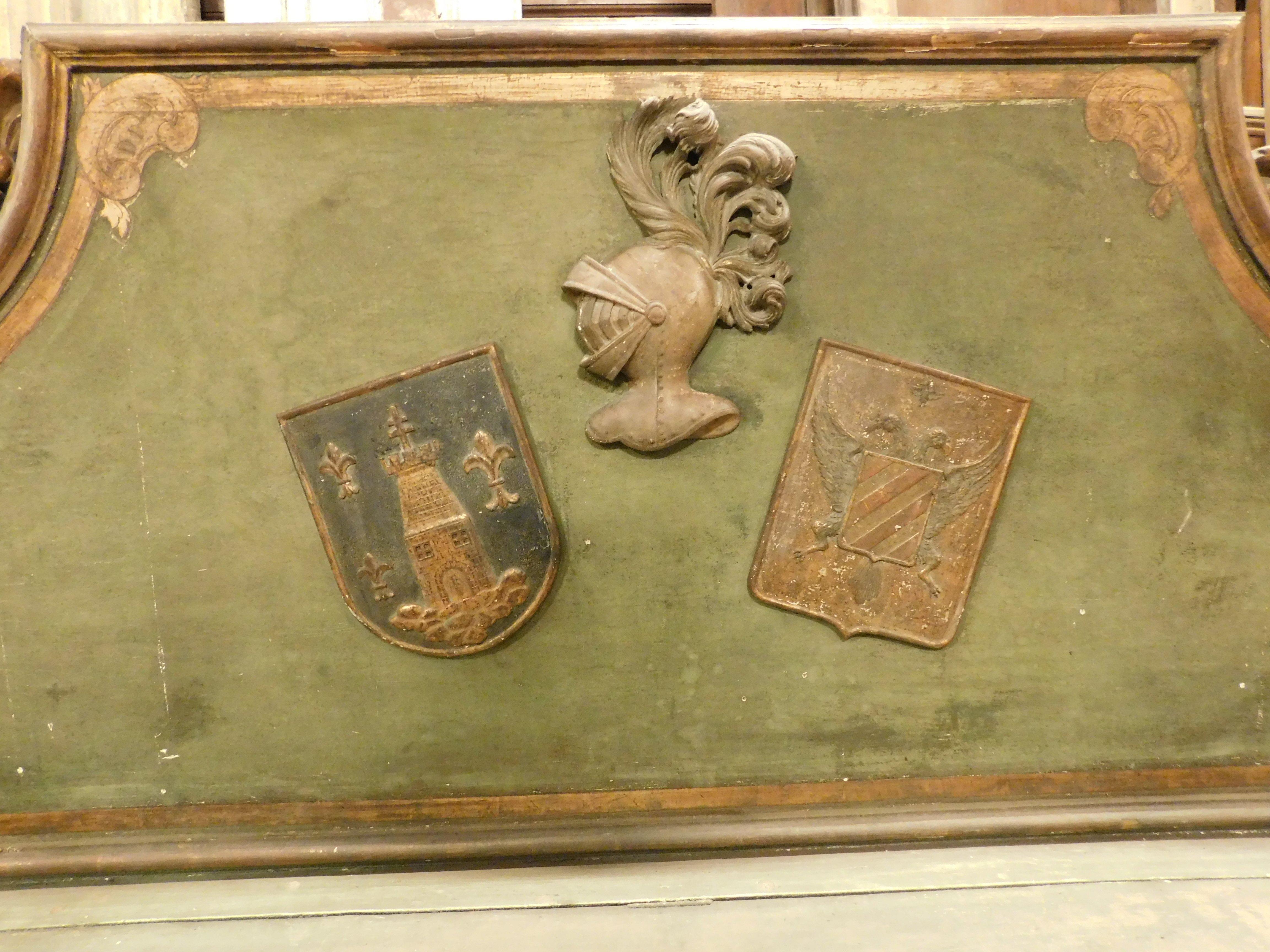 XIXe siècle Ancien coffre sculpté et laqué, symboles héraldiques et armoiries, Italie en vente