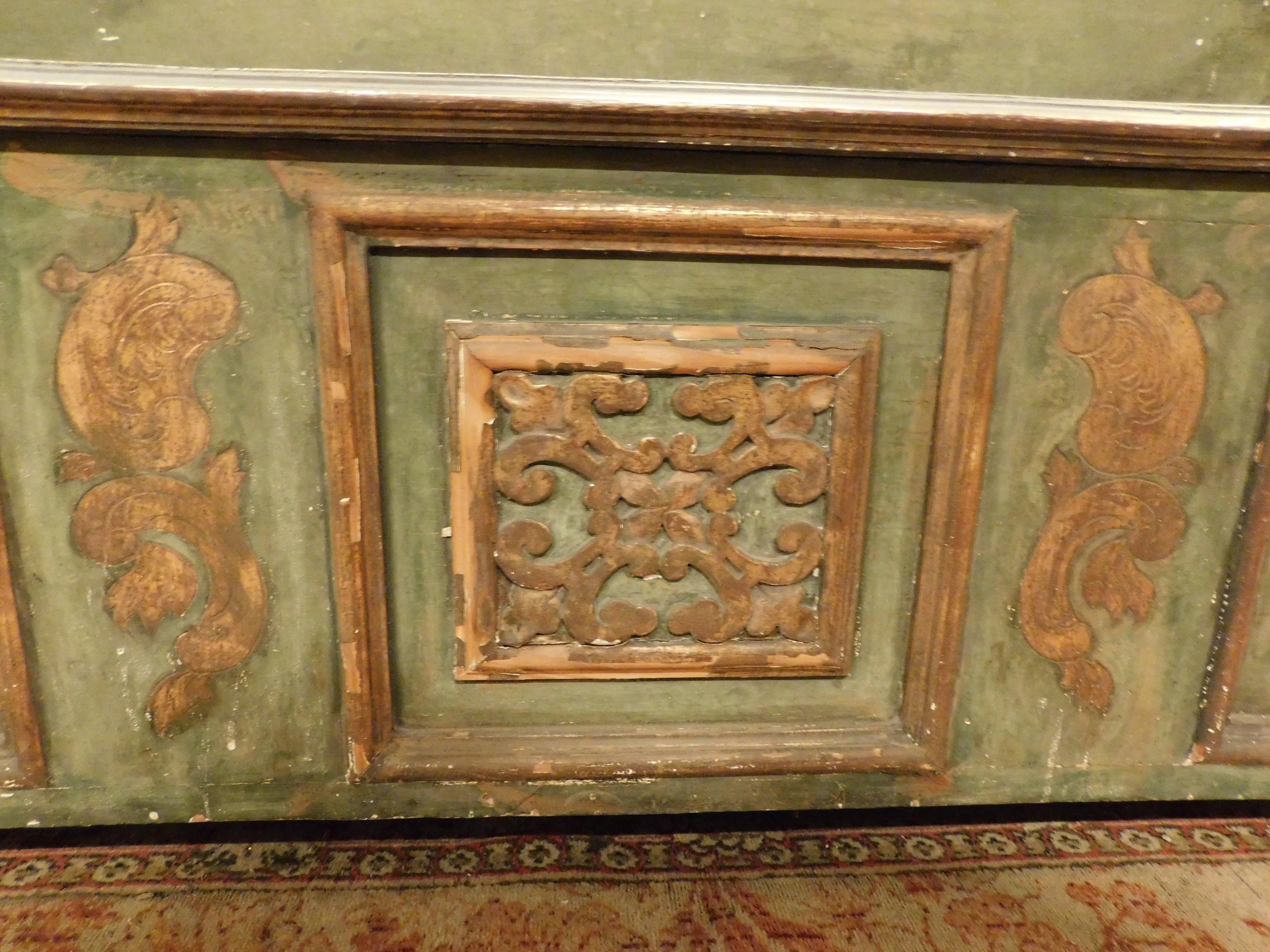 Ancien coffre sculpté et laqué, symboles héraldiques et armoiries, Italie en vente 1
