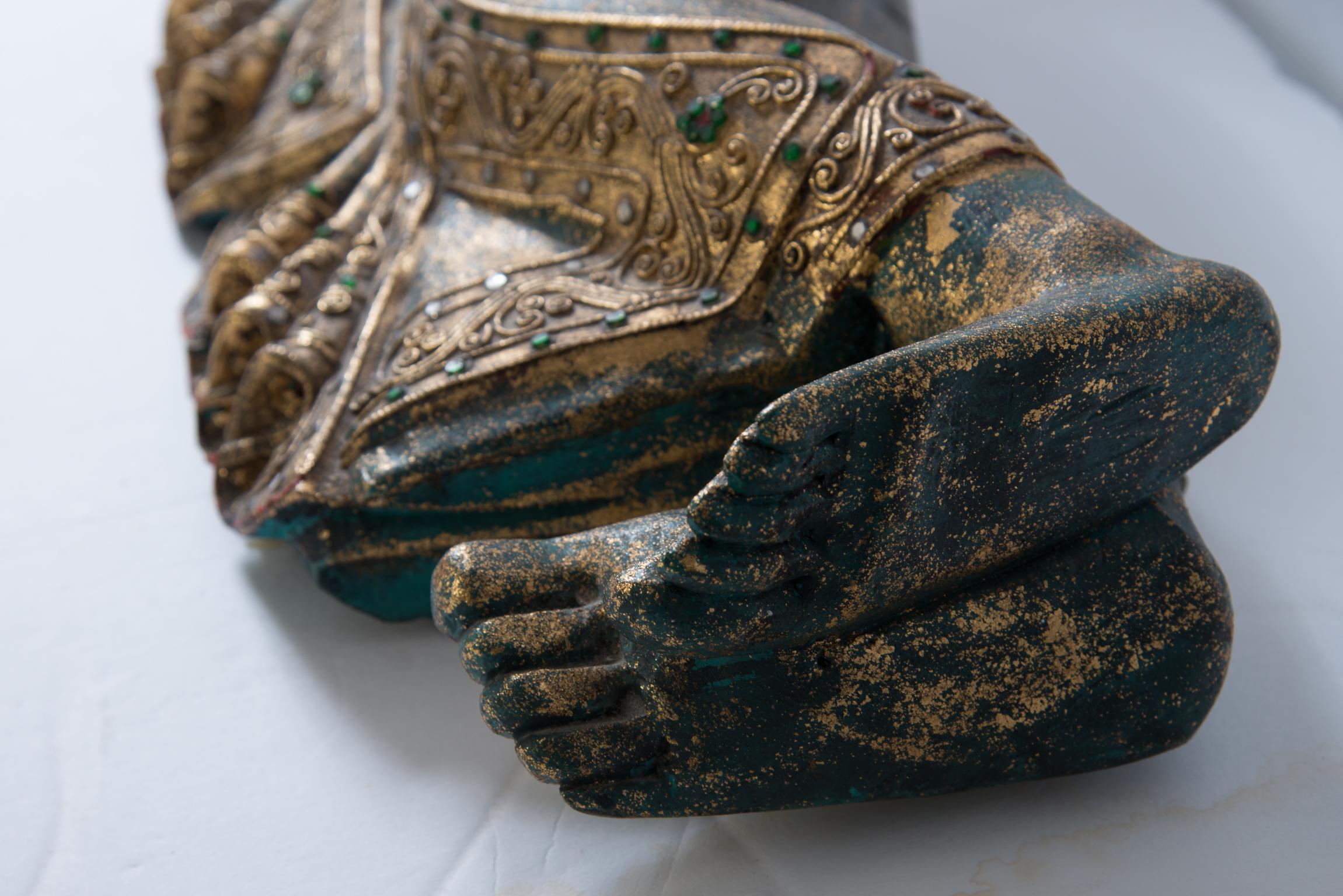 Ancienne sculpture de Bouddha couché en bois sculpté et doré en vente 5