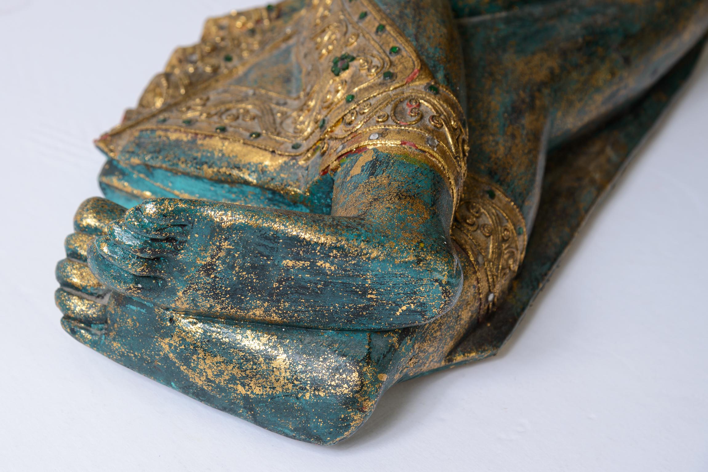 Ancienne sculpture de Bouddha couché en bois sculpté et doré en vente 6