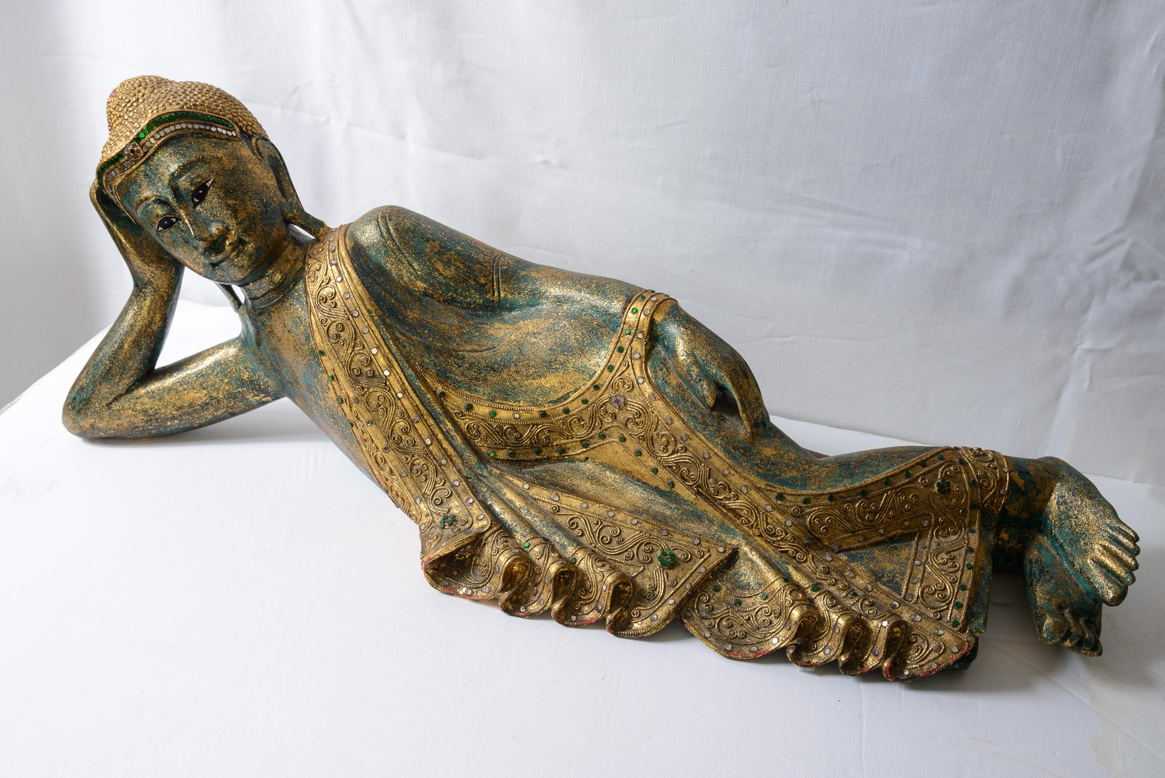 Cette magnifique sculpture de Bouddha couché en bois ancien sculpté et doré vient de faire son entrée.
Quand je dis vieux, c'est parce qu'il est difficile de dater ces superbes bouddhas couchés.
En outre  à ma connaissance, celui-ci pourrait