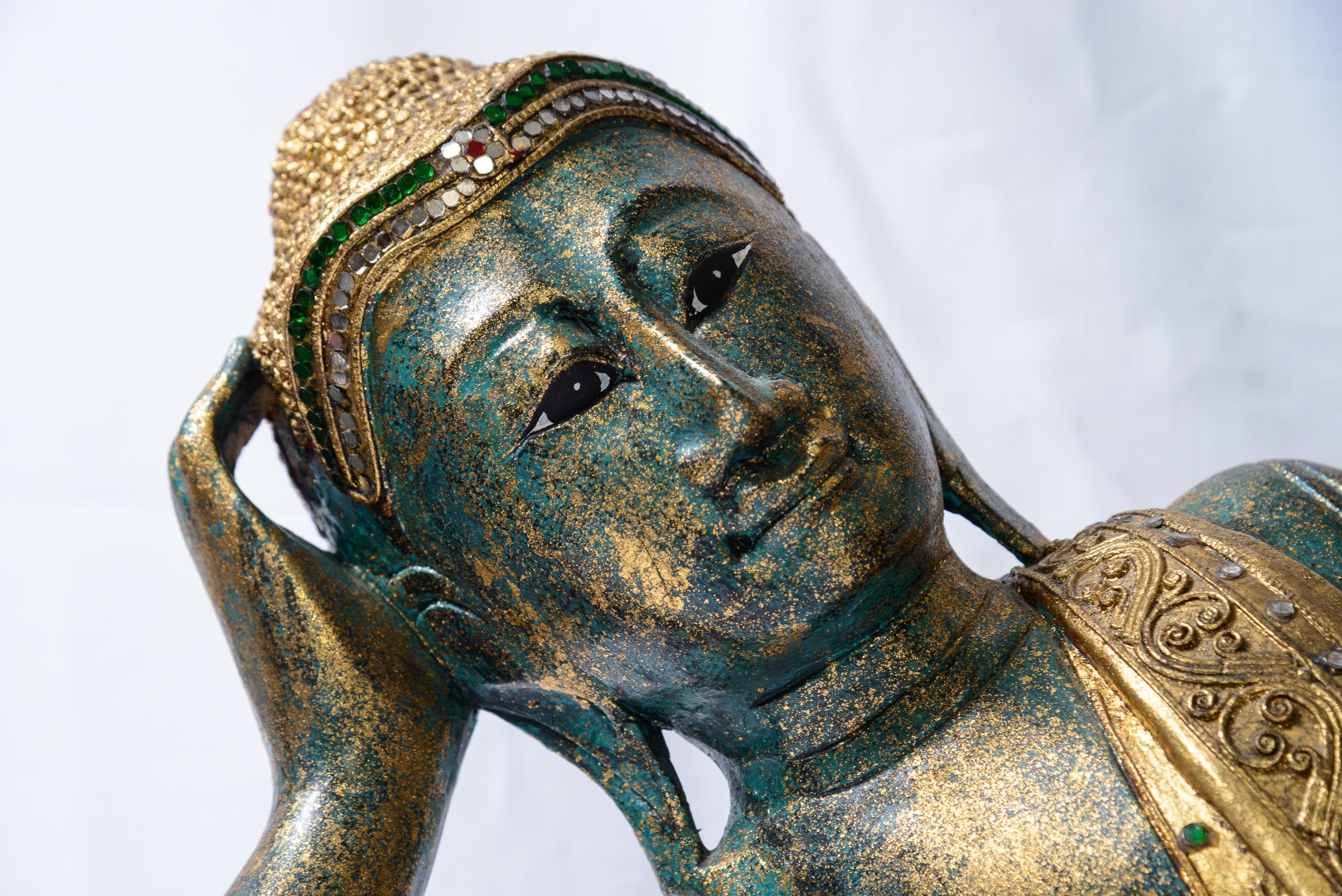Sculpté à la main Ancienne sculpture de Bouddha couché en bois sculpté et doré en vente