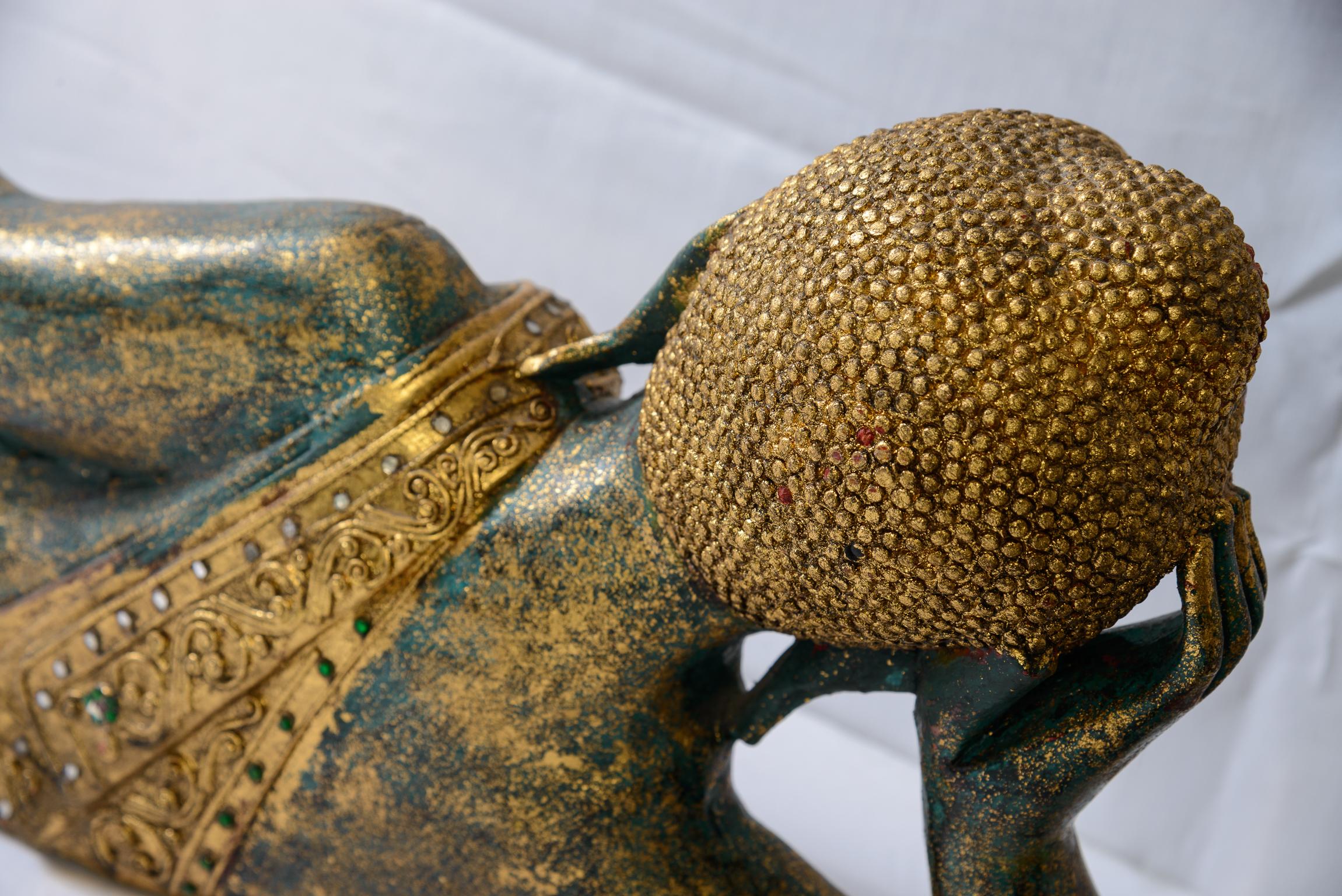 Ancienne sculpture de Bouddha couché en bois sculpté et doré Bon état - En vente à West Palm Beach, FL