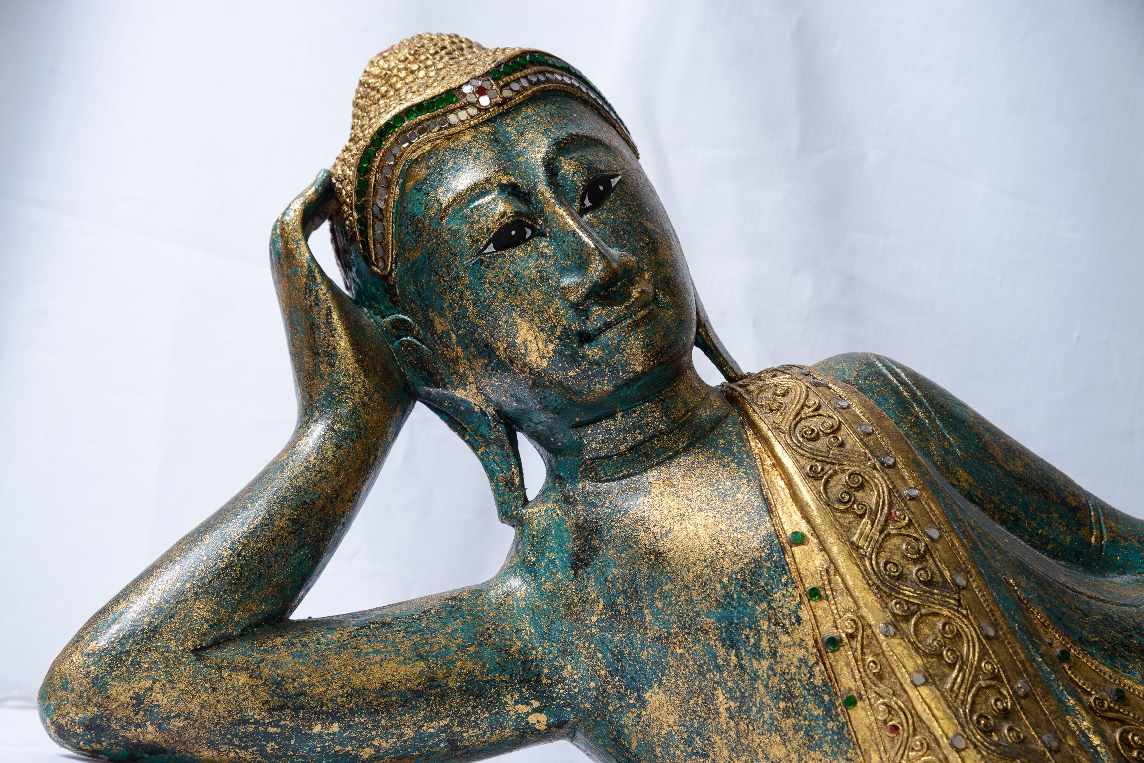 Début du 20ème siècle Ancienne sculpture de Bouddha couché en bois sculpté et doré en vente