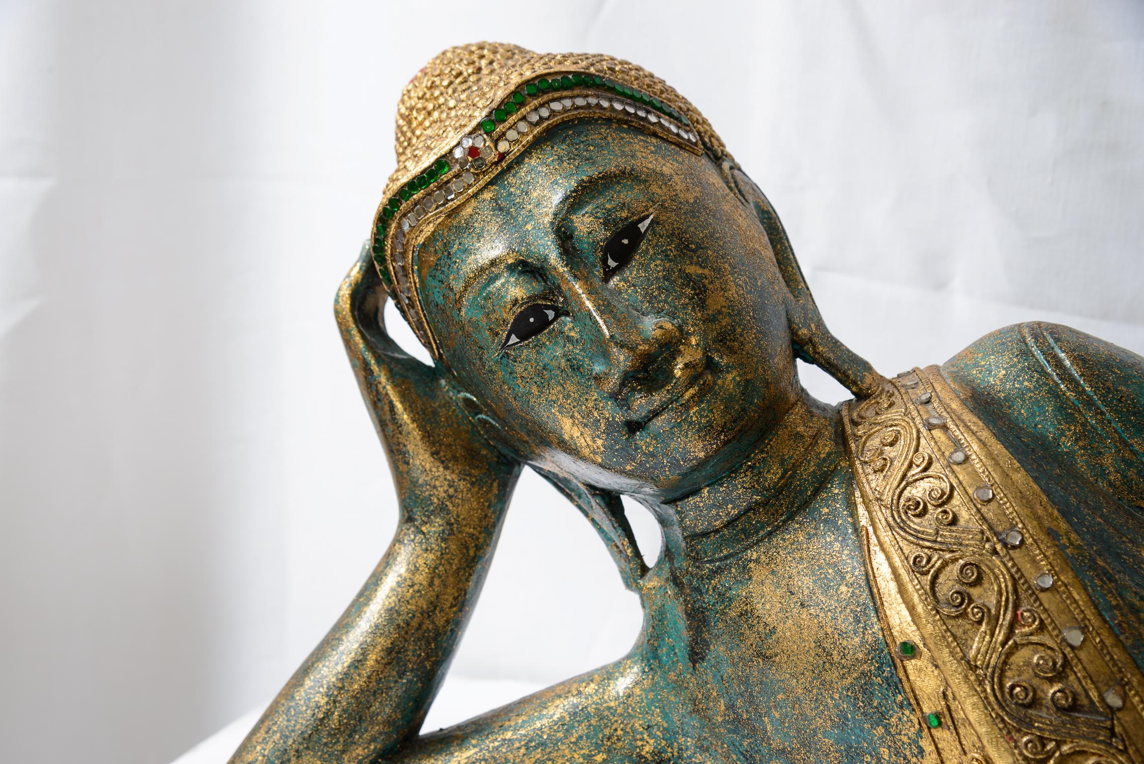 Bois Ancienne sculpture de Bouddha couché en bois sculpté et doré en vente