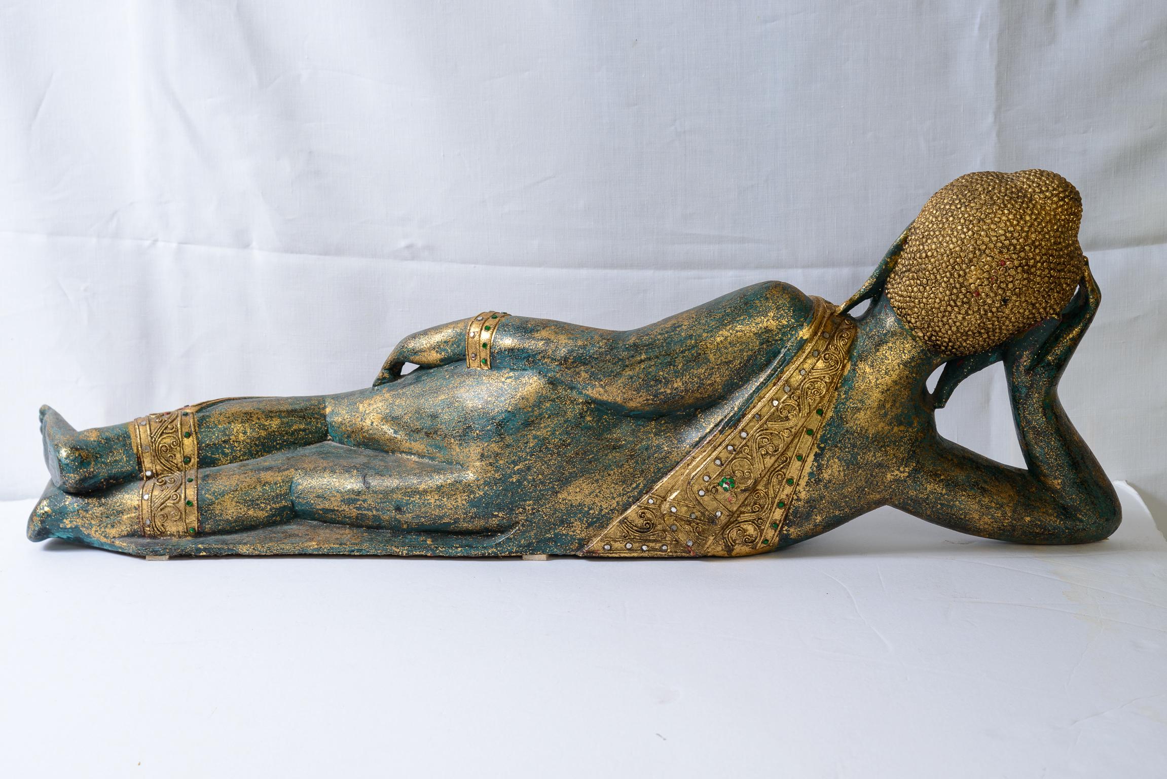 Ancienne sculpture de Bouddha couché en bois sculpté et doré en vente 1