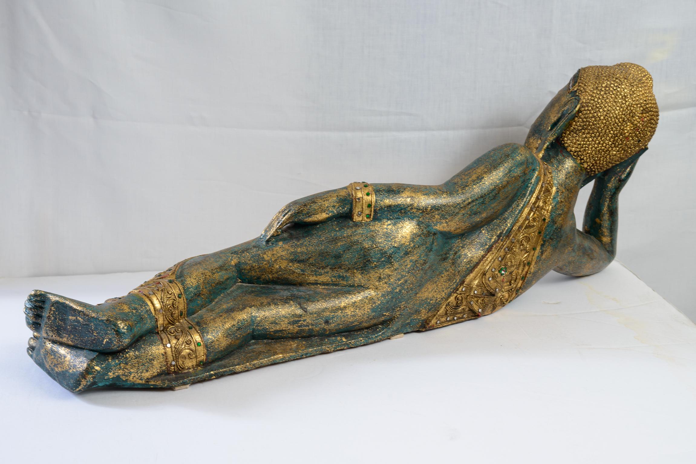 Ancienne sculpture de Bouddha couché en bois sculpté et doré en vente 2