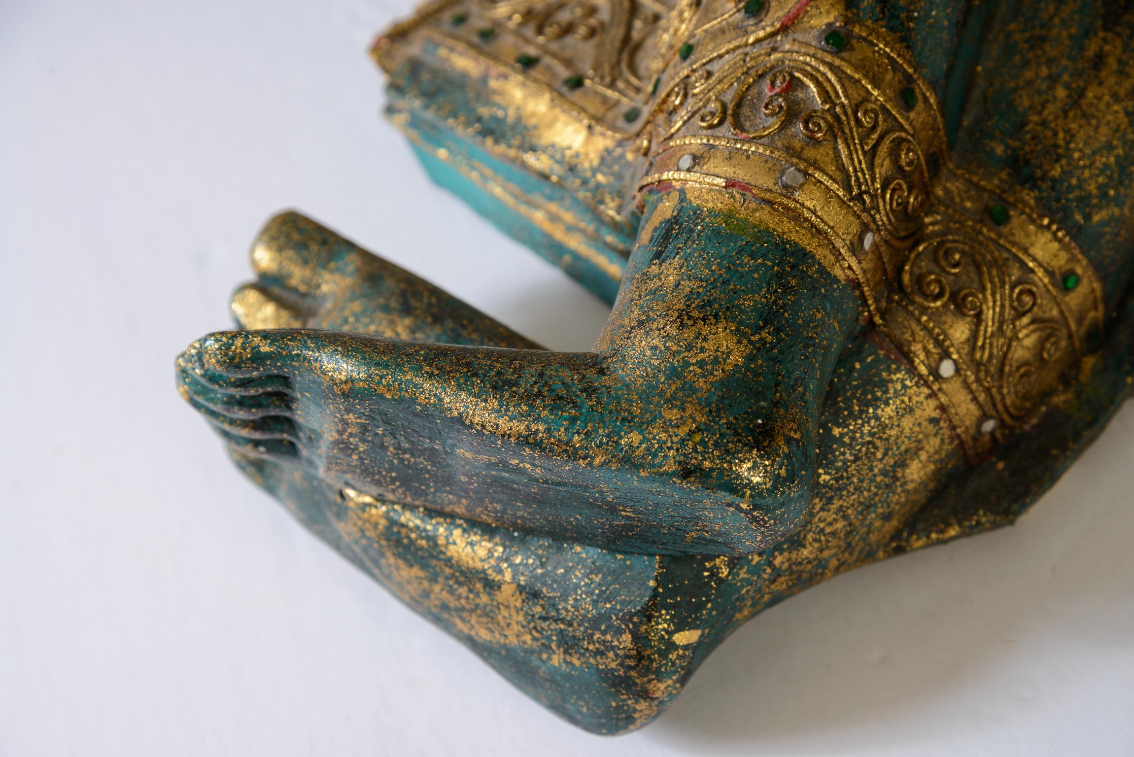 Ancienne sculpture de Bouddha couché en bois sculpté et doré en vente 3