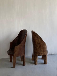 Vieilles chaises en bois de feuillus sculpté