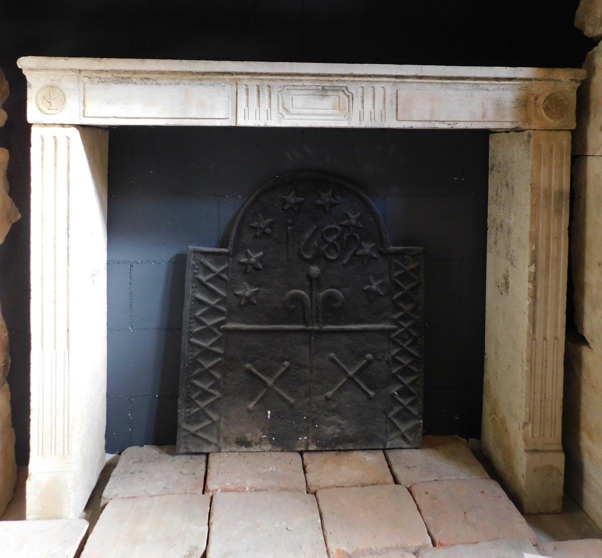 Antique Carved stone fireplace, small in size and with geometric carvings, so adaptable to any interior both com estile and as a size, both classic elegant and rustic, maximum external size L 140 X H 116 X D 33 cm, mouth size L 113 X H 100 cm