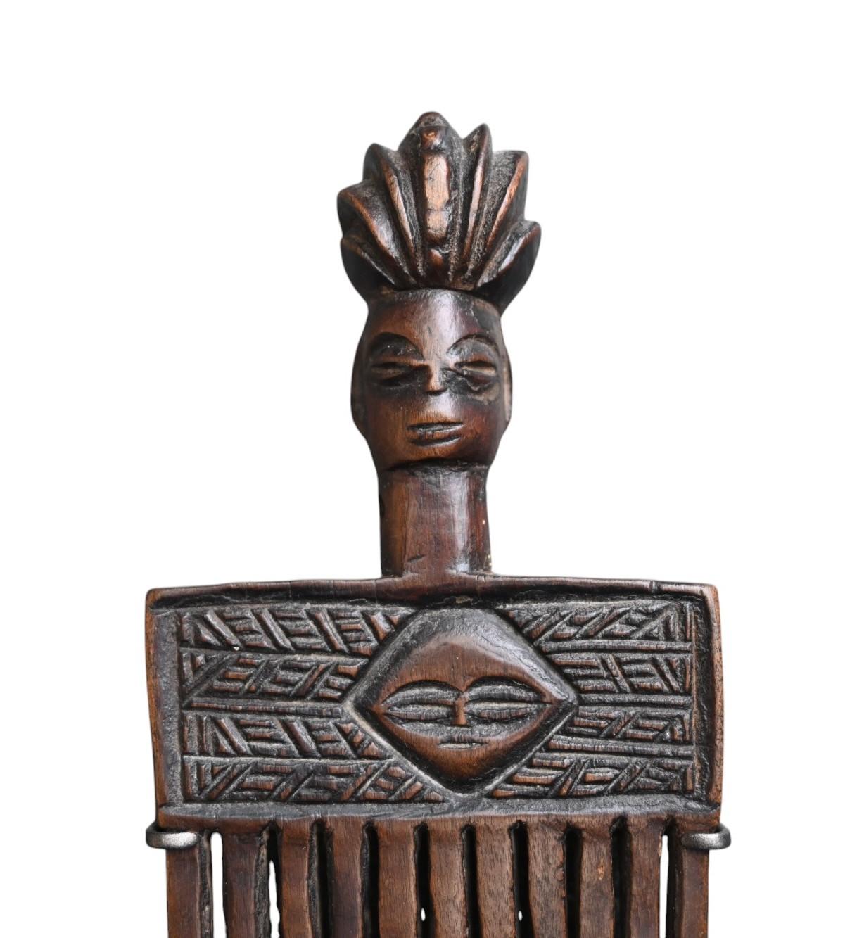 A  peine auténtico de principios de 1900 de la tribu Chokwe/Lwena RD del Congo y Angola
Rica pátina tribal envejecida
Profesional montado sobre una base metálica hecha a medida (incluida en la venta)
Altura desde el peine 18 cm, total  con base 20,2
