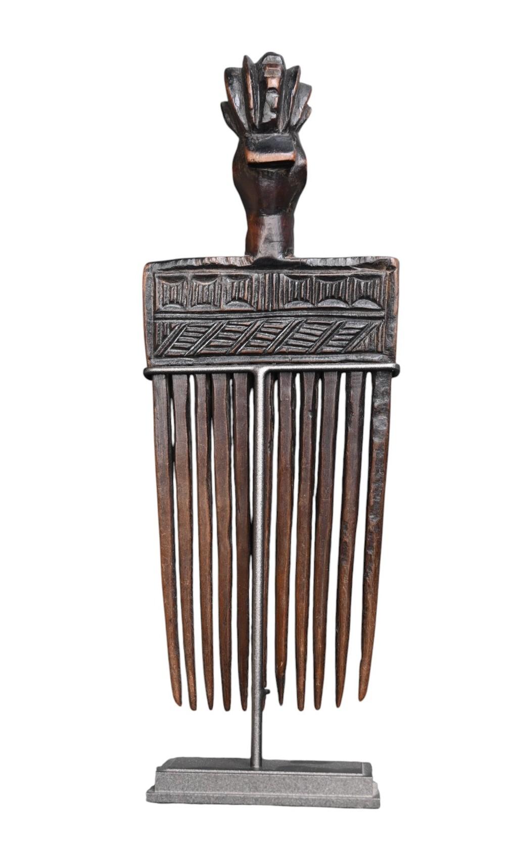 Antiguo peine de madera tallada de la tribu Chokwe/Lwena , principios de 1900 en Bueno estado para la venta en Bilzen, BE