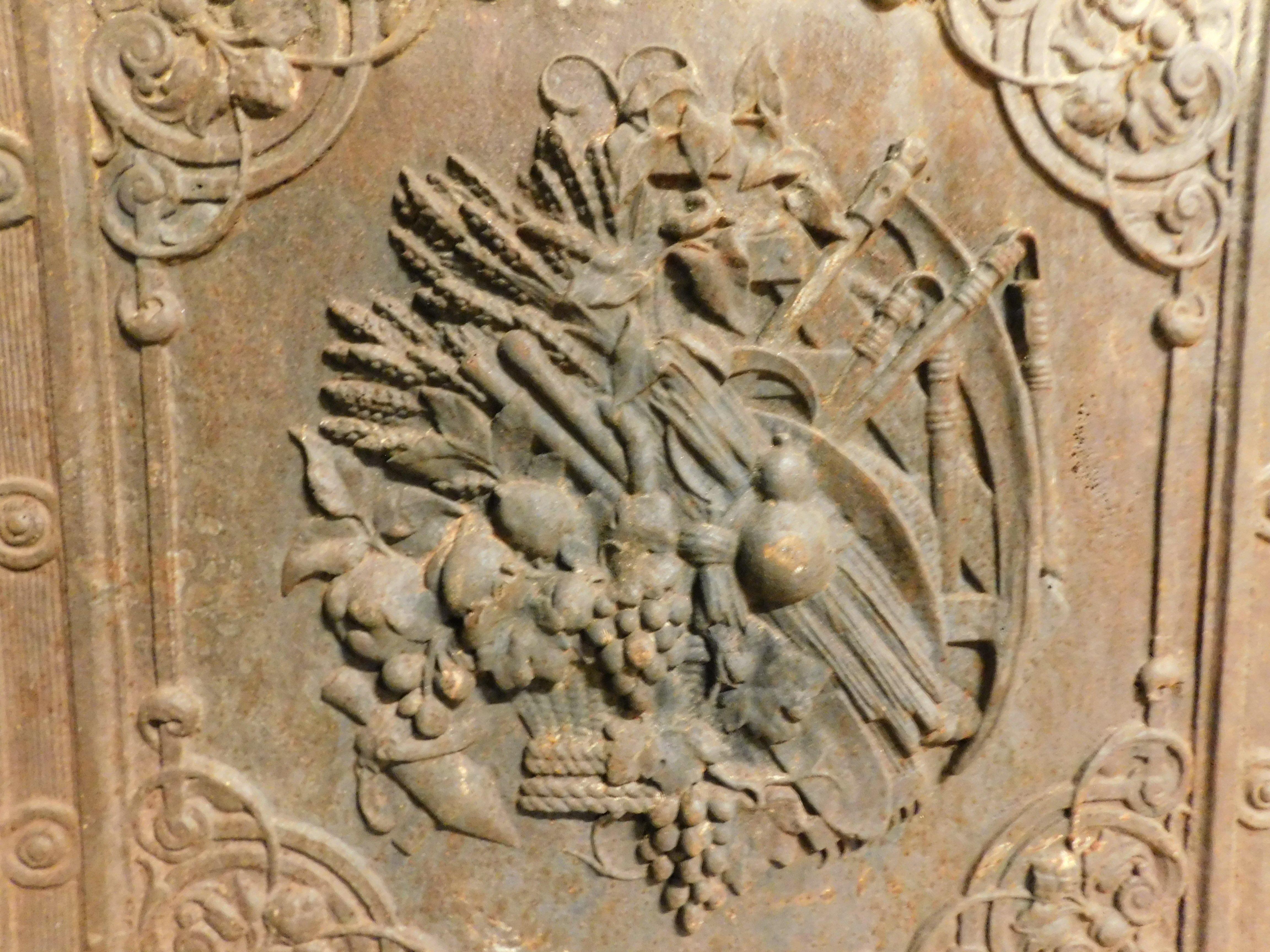 Sculpté Ancienne plaque de cheminée en fonte, richement sculptée, Italie en vente