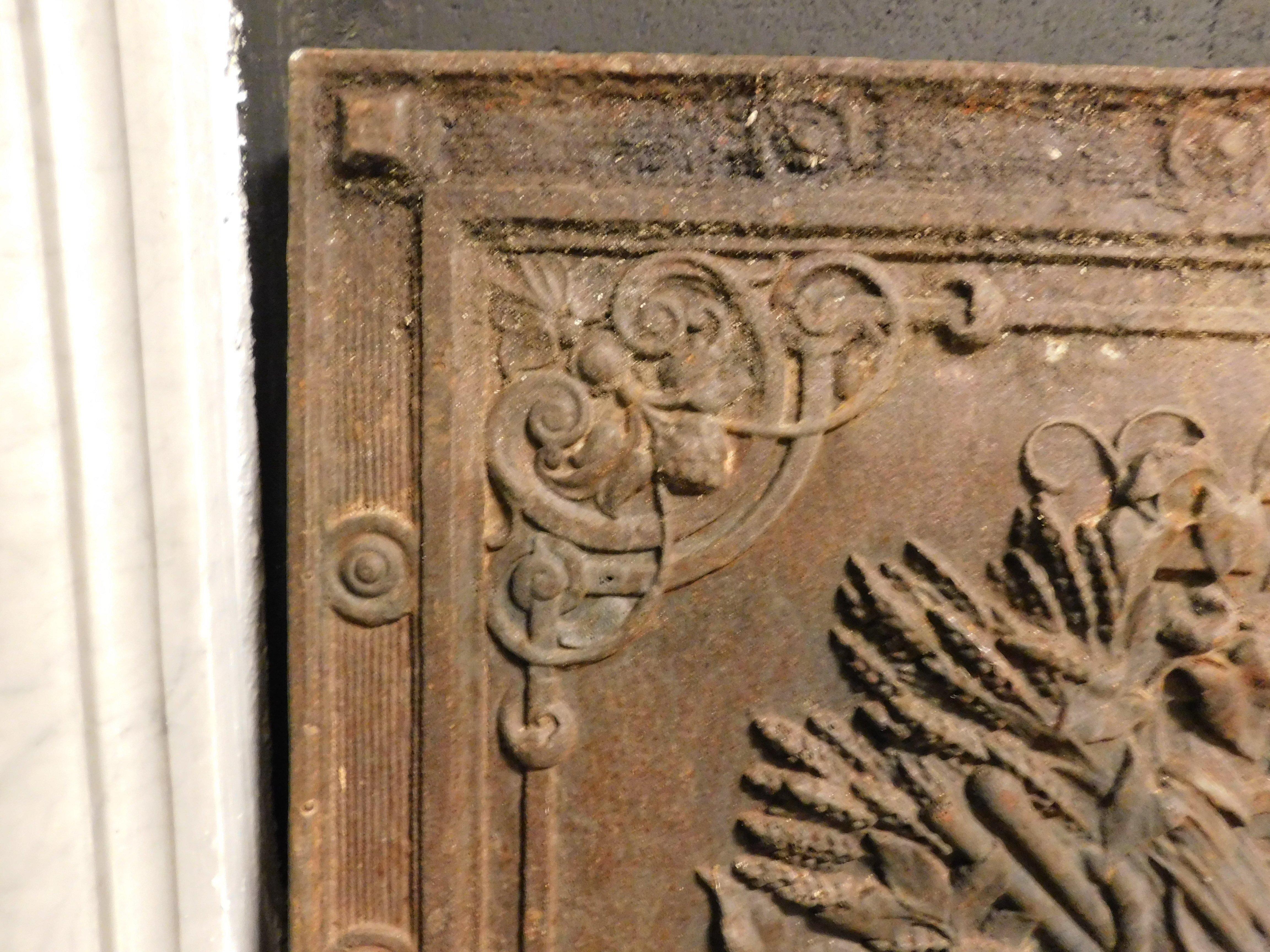 old Cast iron fireplace backplate, richly carved, italy In Good Condition For Sale In Cuneo, Italy (CN)