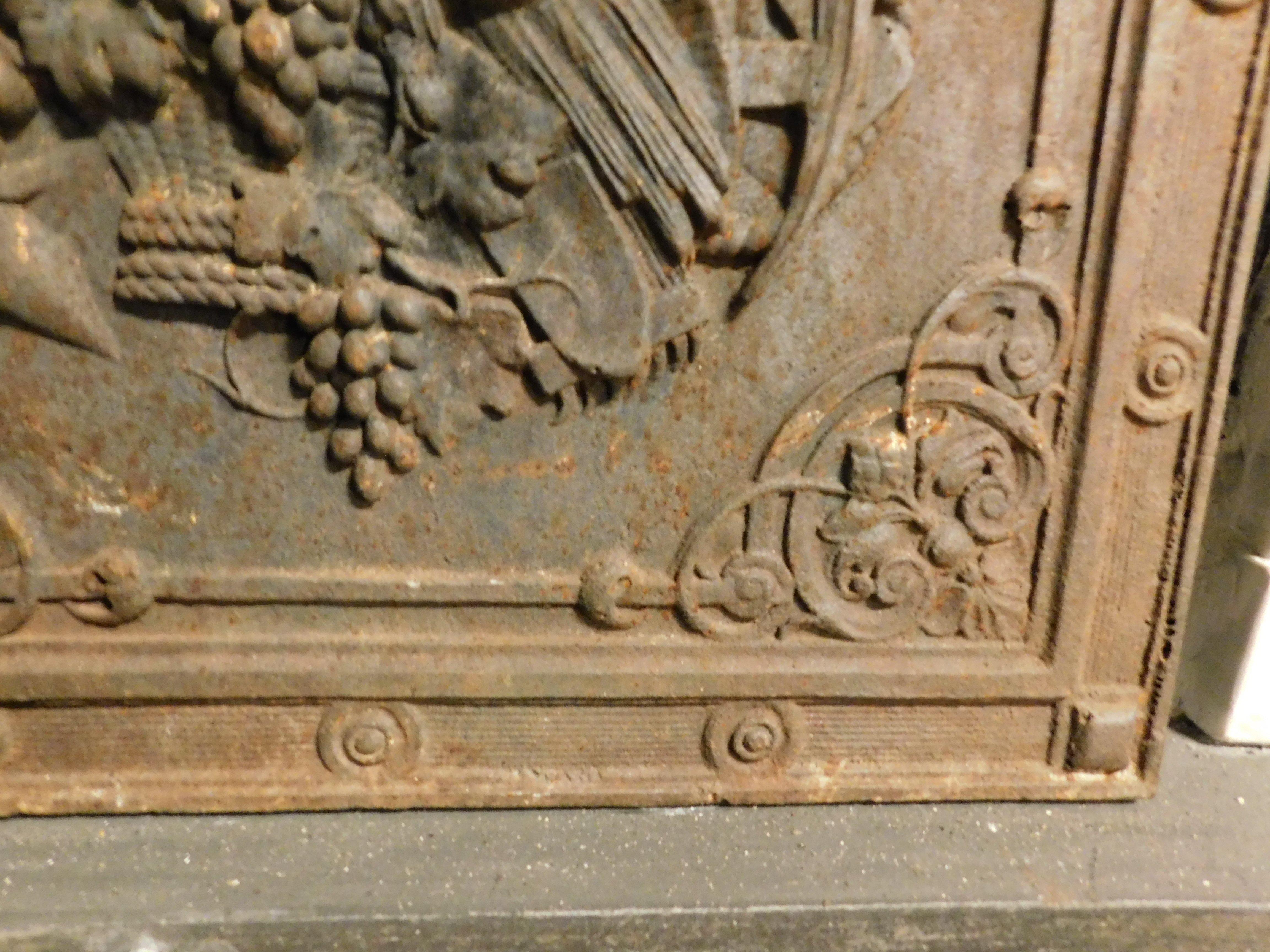XIXe siècle Ancienne plaque de cheminée en fonte, richement sculptée, Italie en vente
