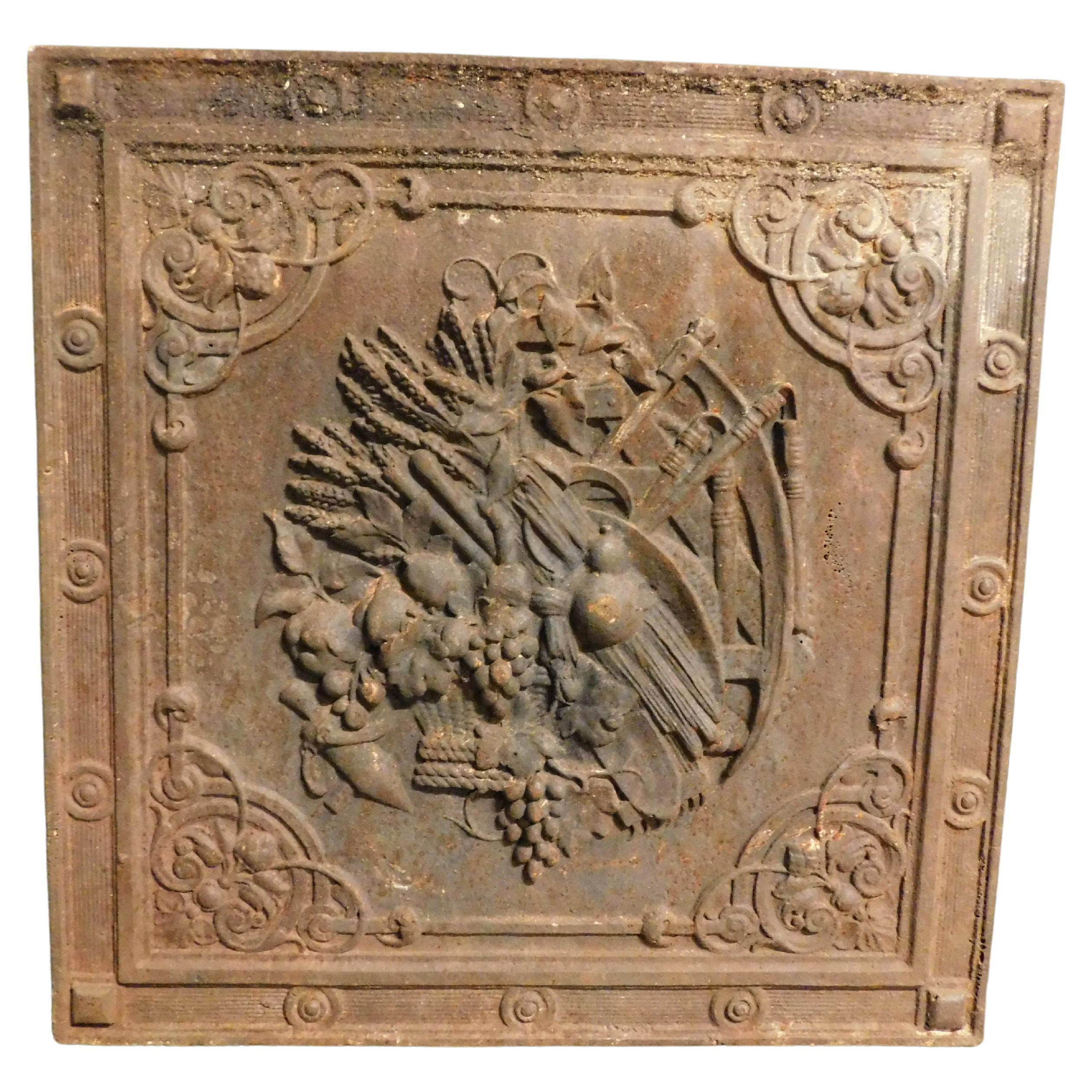Ancienne plaque de cheminée en fonte, richement sculptée, Italie