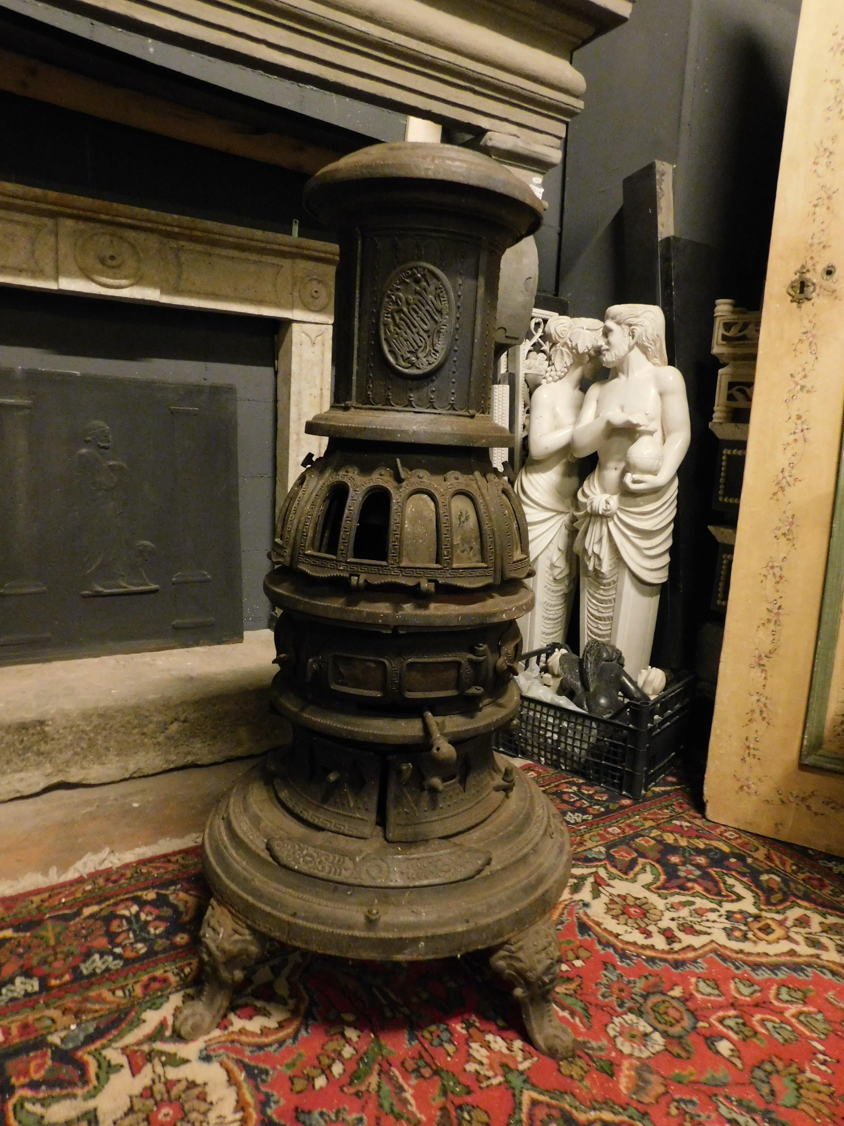 Old wood-burning stove, sculpted in cast iron, American New York model, orduced in Italy in the late 19th century, particular but very fascinating shape, ideal in a rustic or mountain home, some glass is missing as in the photo. maximum measurement