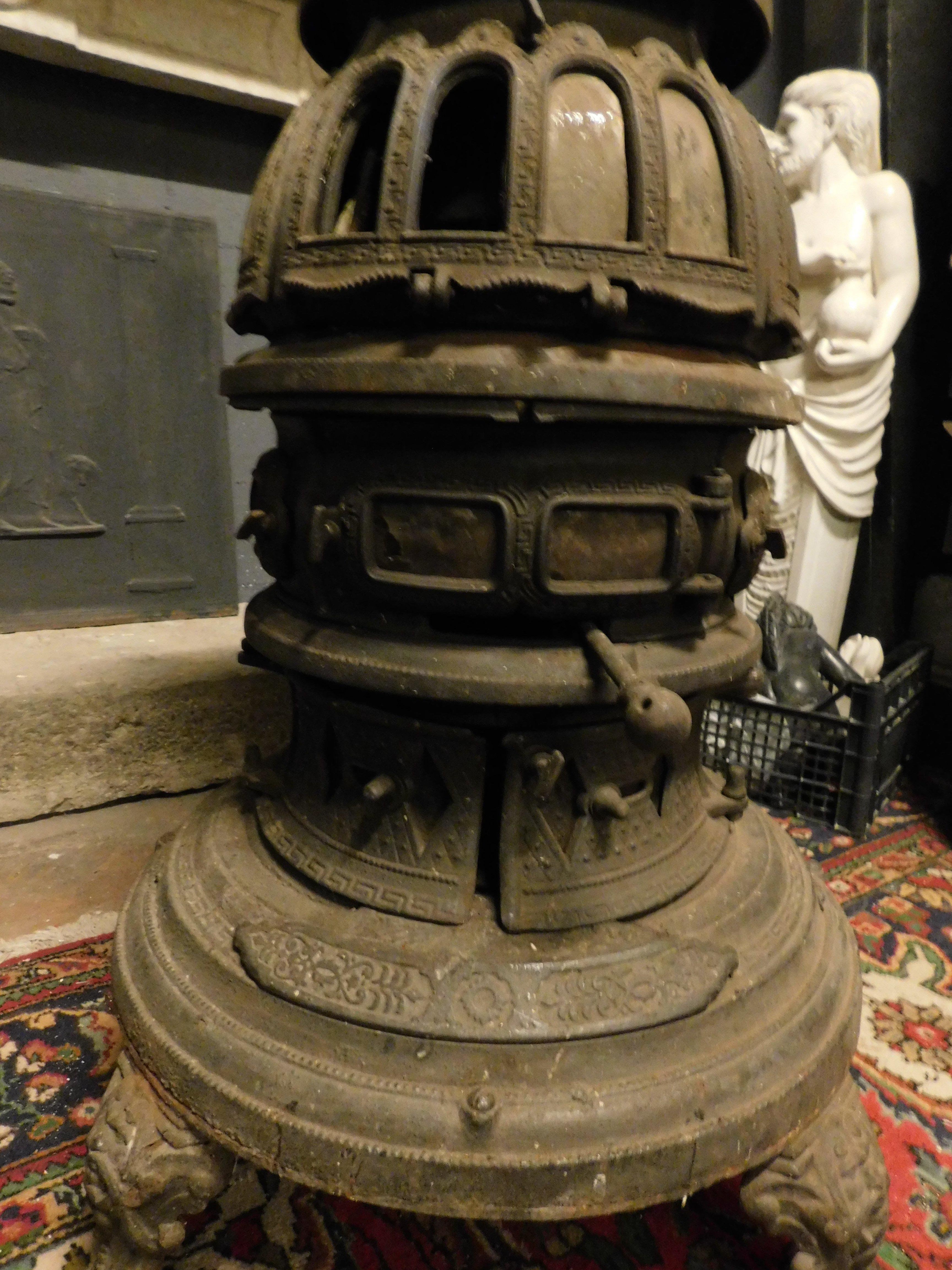 Old Cast iron stove for wood, L'Americana New York model, Italy In Good Condition For Sale In Cuneo, Italy (CN)