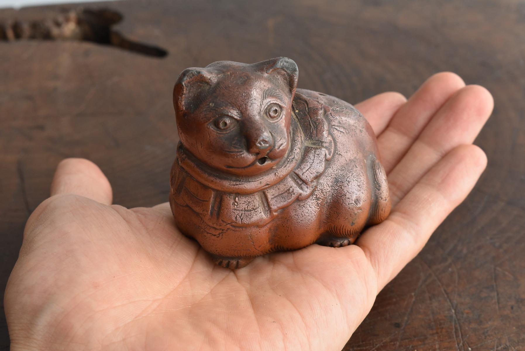 A cat-shaped calligraphy tool of 