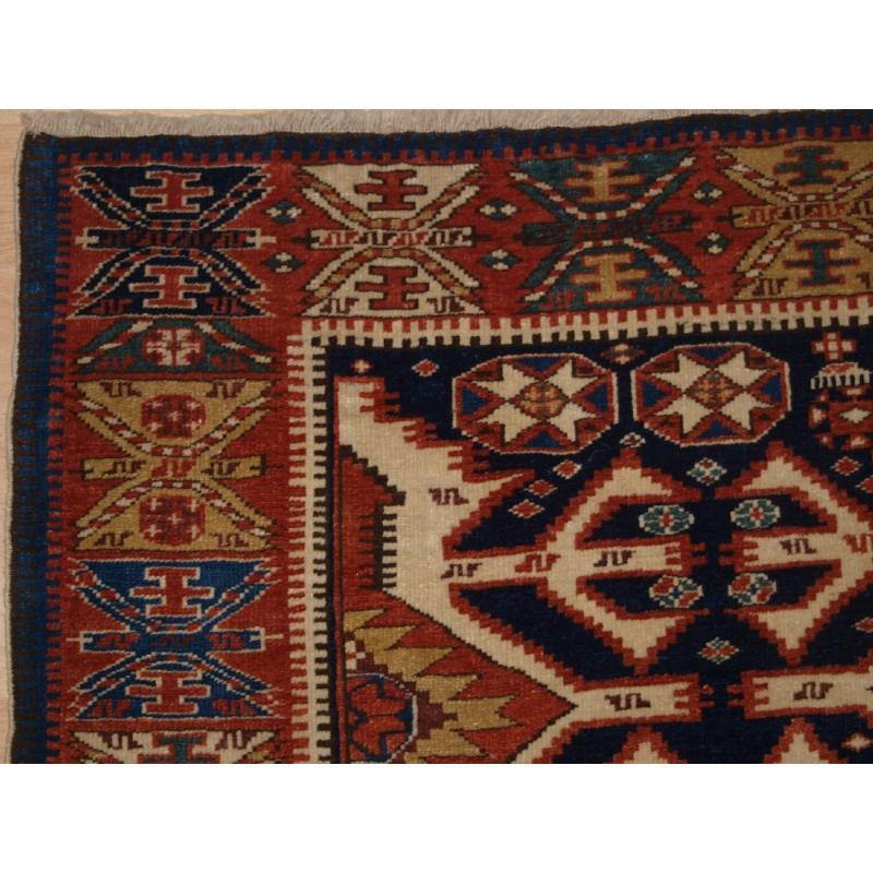 Ein sehr guter alter südkaukasischer Schirwan-Teppich mit einem von Kelims aus der Kuba-Region inspirierten Muster
Etwa 30 Jahre alt

Ein hervorragendes Beispiel für die dörfliche Weberei in Schirwan, reiche natürliche Farben und handgesponnene