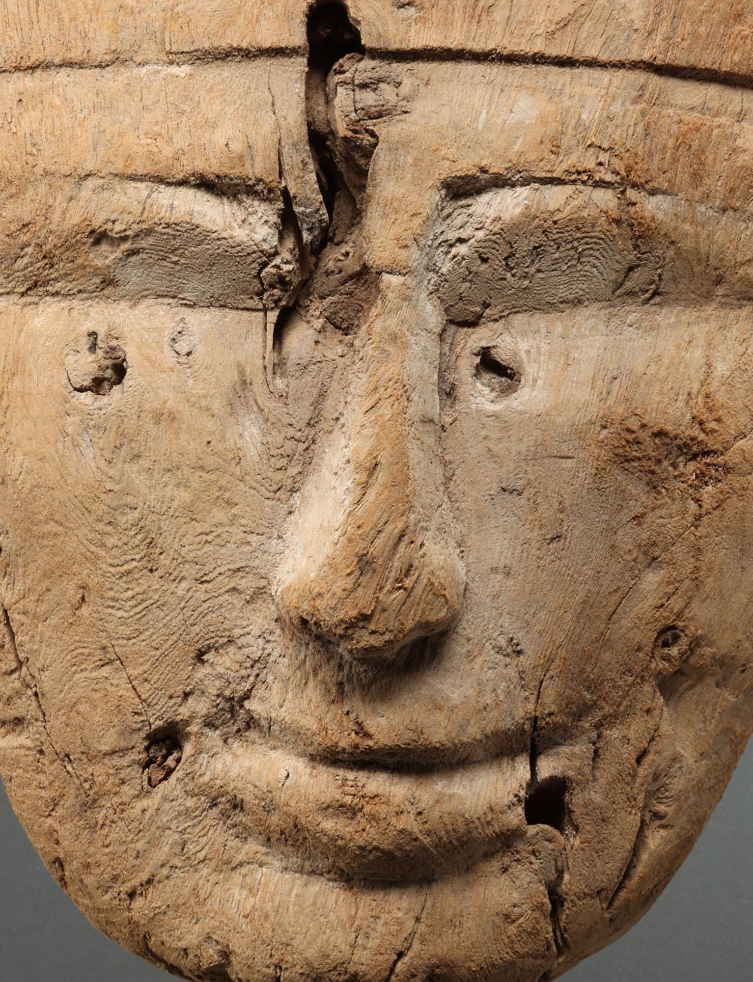 Masque de momie égyptienne en bois de vieux cèdre doux et raffiné en vente 3