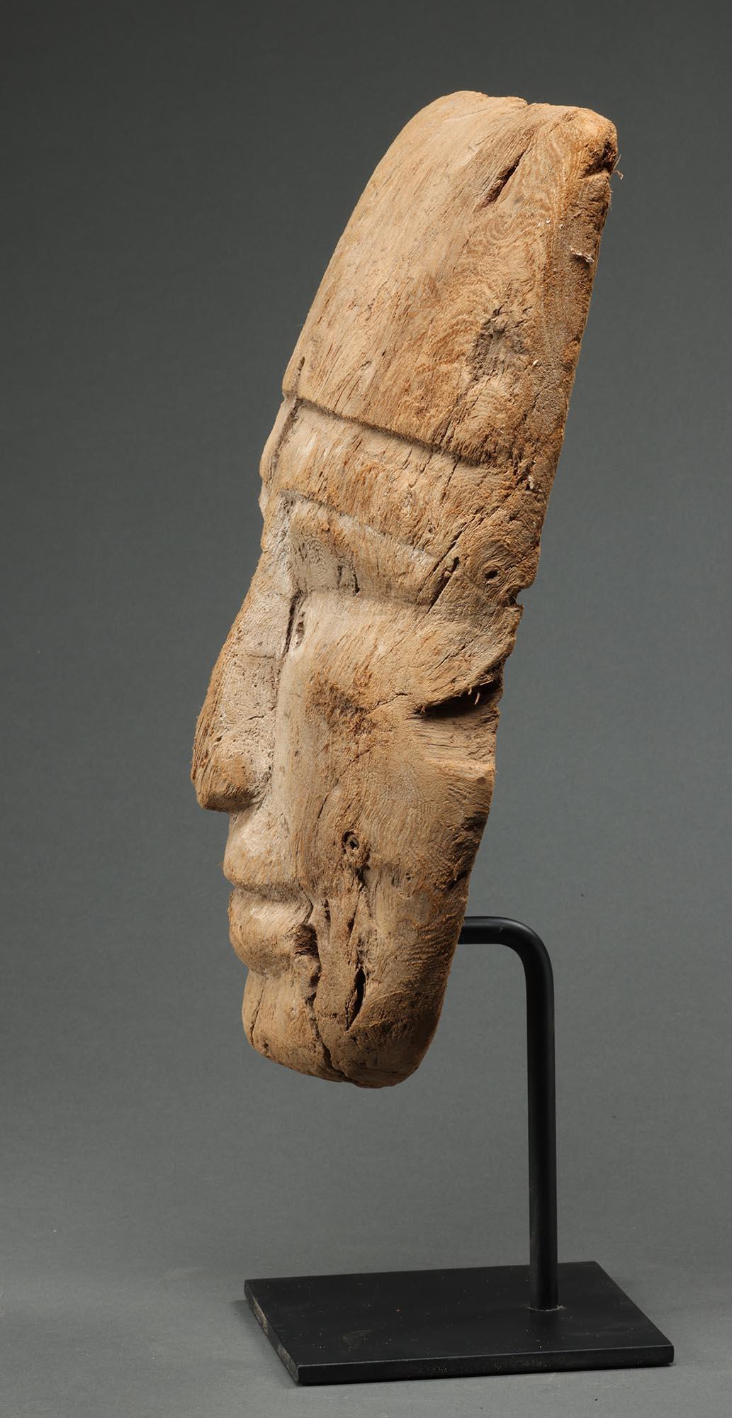 Elegante máscara de momia egipcia grande y dulce de madera de cedro viejo, 13 Pulgadas de alto. Suave superficie erosionada y gran expresión. Zonas desconchadas, erosionadas y con pequeños trozos perdidos, agujeros por daños de insectos y por el