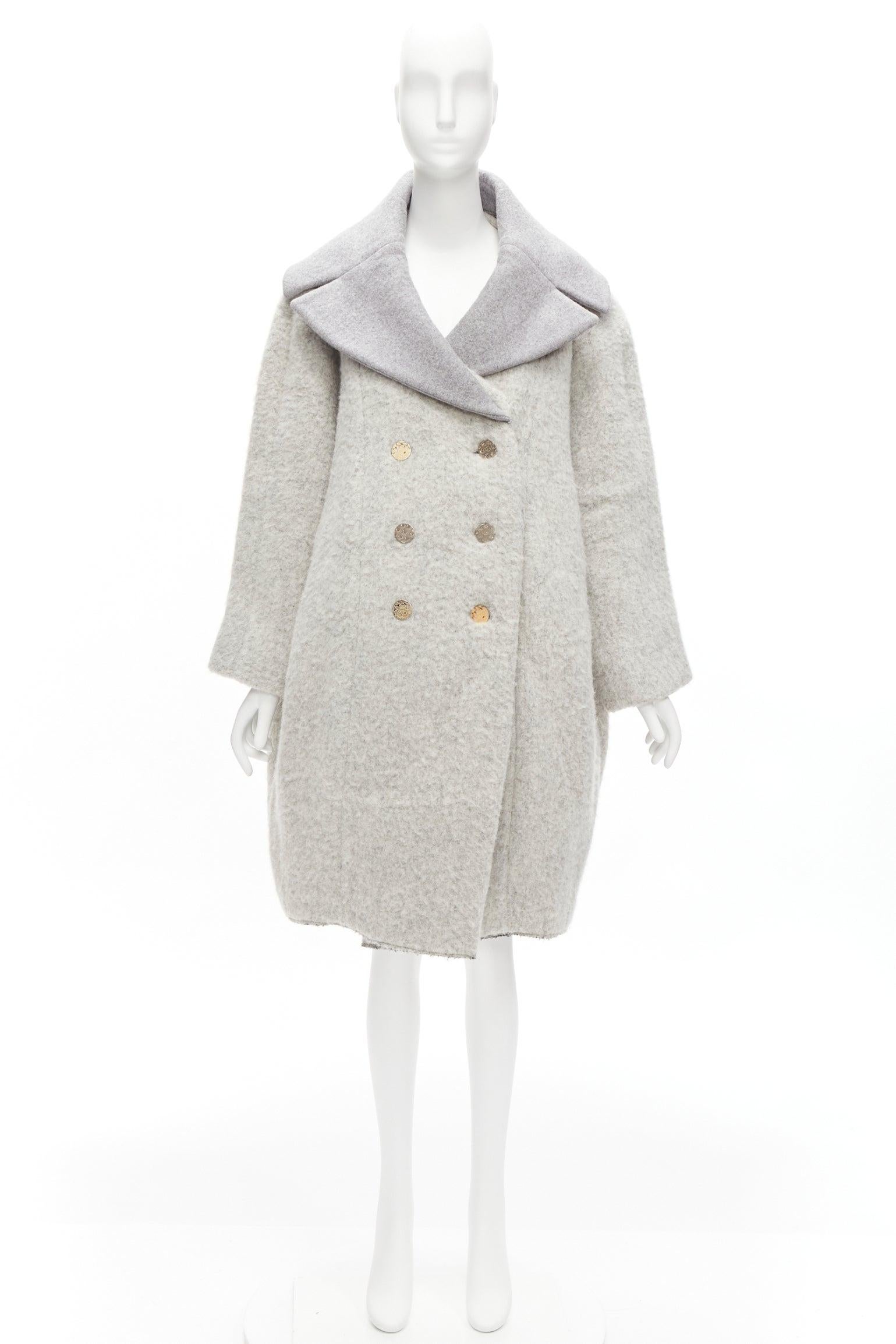VECCHIO CELINE Phoebe Philo 2013 Cappotto in lana alpaca grigio FR38 M.
Riferimento: TGAS/D00789
Marchio: Celine
Designer: Phoebe Philo
Collezione: 2013 - Passerella
Materiale: Lana vergine, alpaca, misto
Colore: Grigio
Modello: Tinta