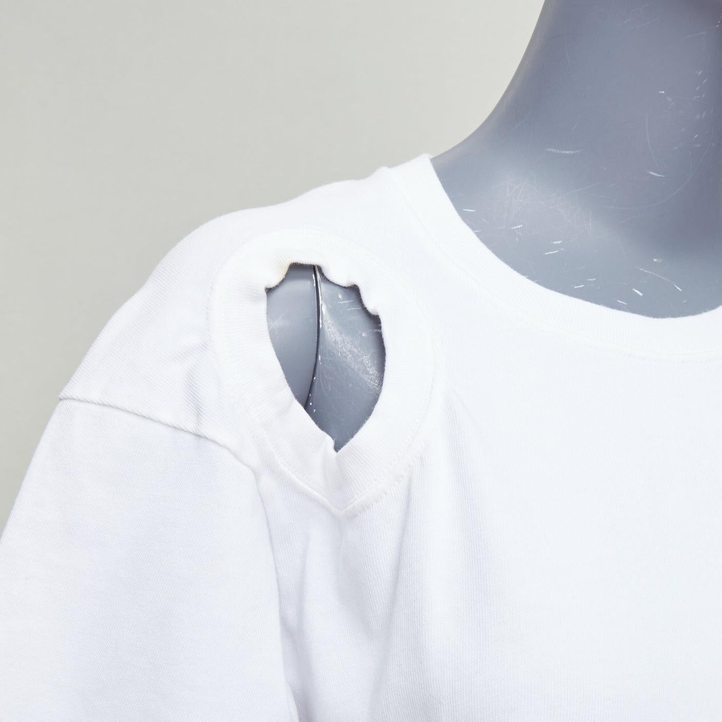 VIEILLE CELINE Phoebe Philo  2017 white cut out shoulder long tshirt top FR34 XS
Référence : YIKK/A00201
Marque : Celine
Designer : Phoebe Philo
Collection : 2017
Matériau : Coton
Couleur : blanc
Motif : Solide
Fermeture : Pull-over
Détails