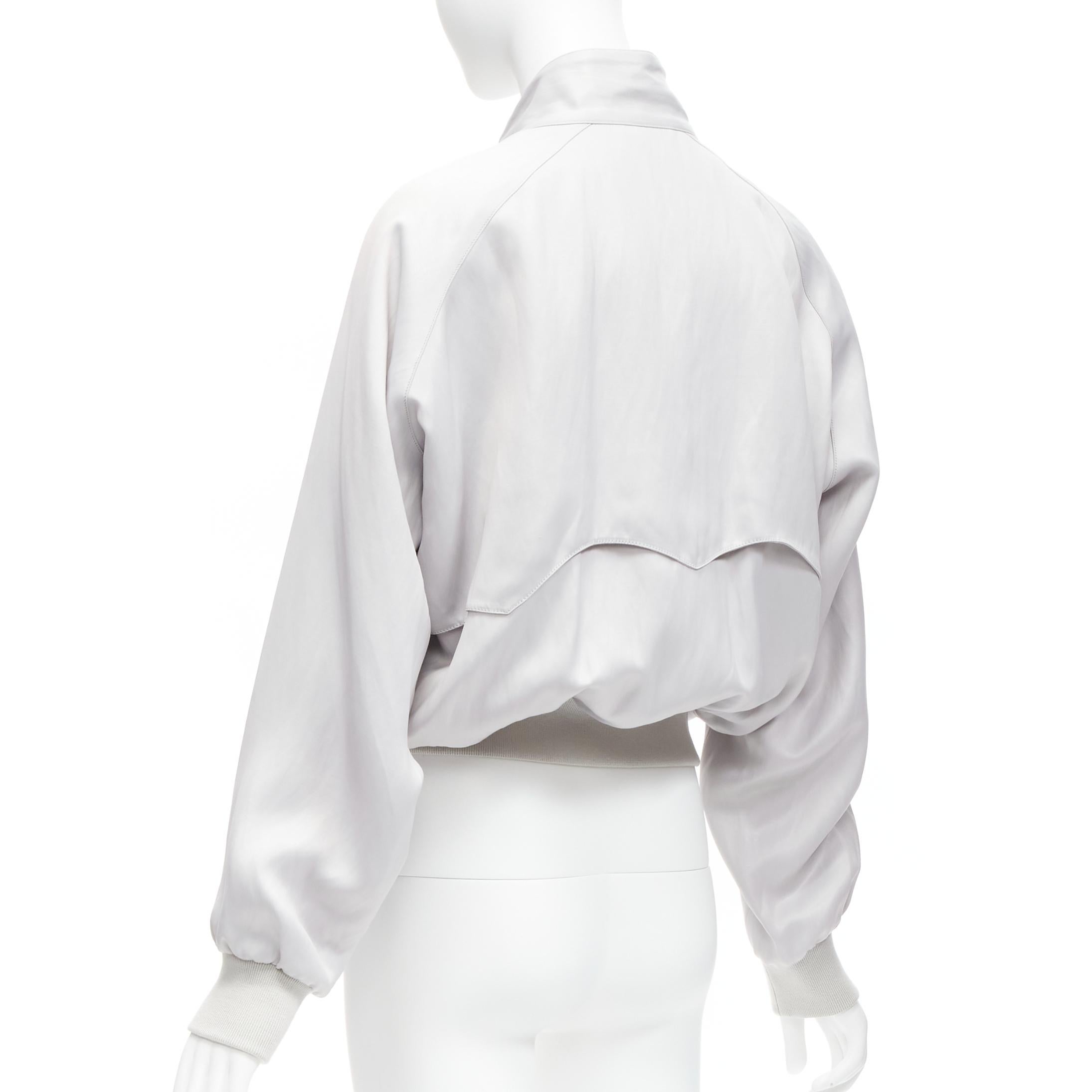 OLD CELINE Phoebe Philo 2018 Laufsteg-Bomberjacke aus grauem Kokon FR38 M
Referenz: TGAS/D00377
Marke: Celine
Designer: Phoebe Philo
Collection'S: Herbst 2018 - Laufsteg
MATERIAL: Acetat, Leinen
Farbe: Grau
Muster: Solide
Verschluss: