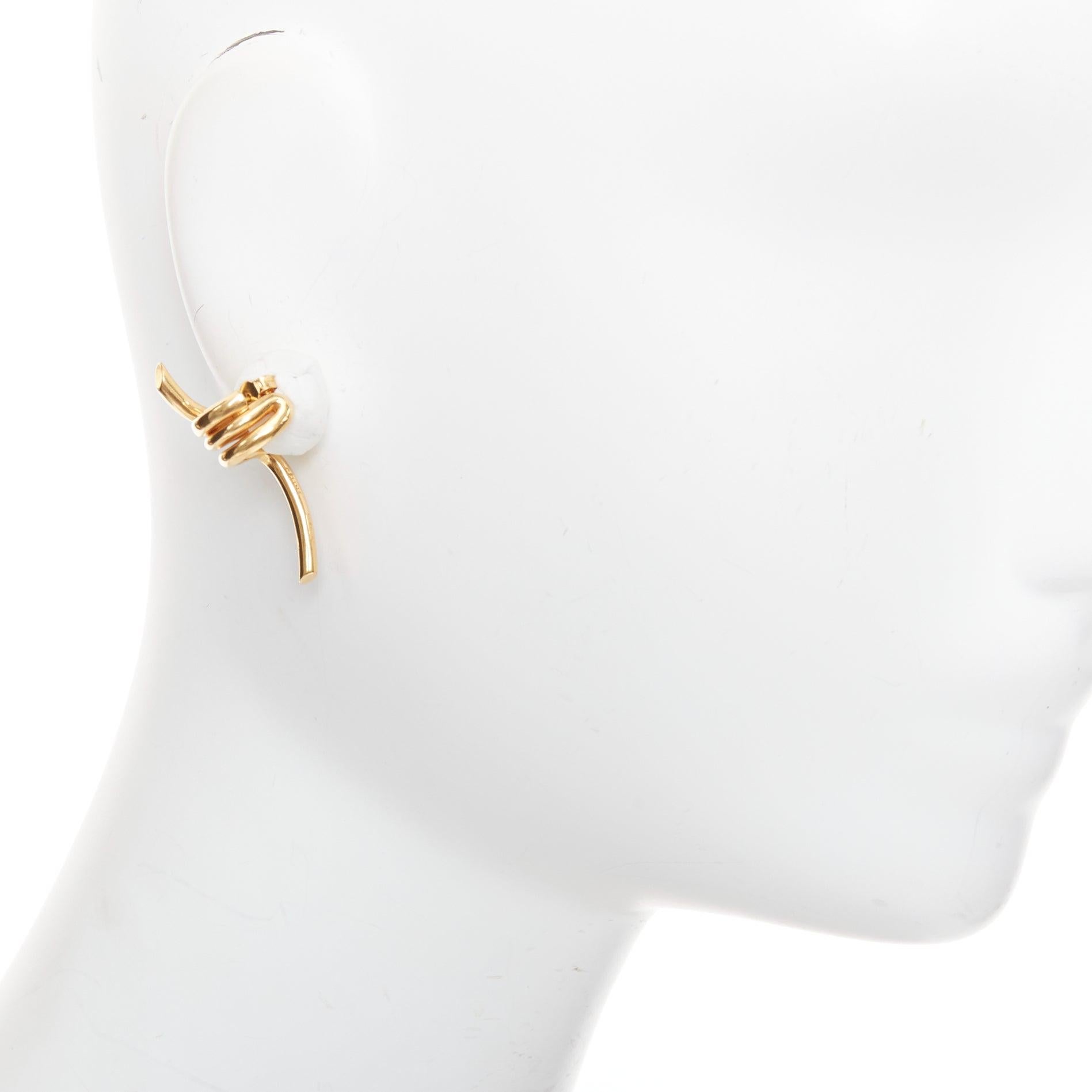 OLD CELINE Phoebe Philo Barbele Cuff pendiente de alambre de púas torcido de latón dorado Pareja
Referencia: TGAS/F00410
Marca: Celine
Diseñadora: Phoebe Philo
Material: Latón
Color: Dorado
Patrón: Sólido
Cierre: Perforado
Detalles adicionales: