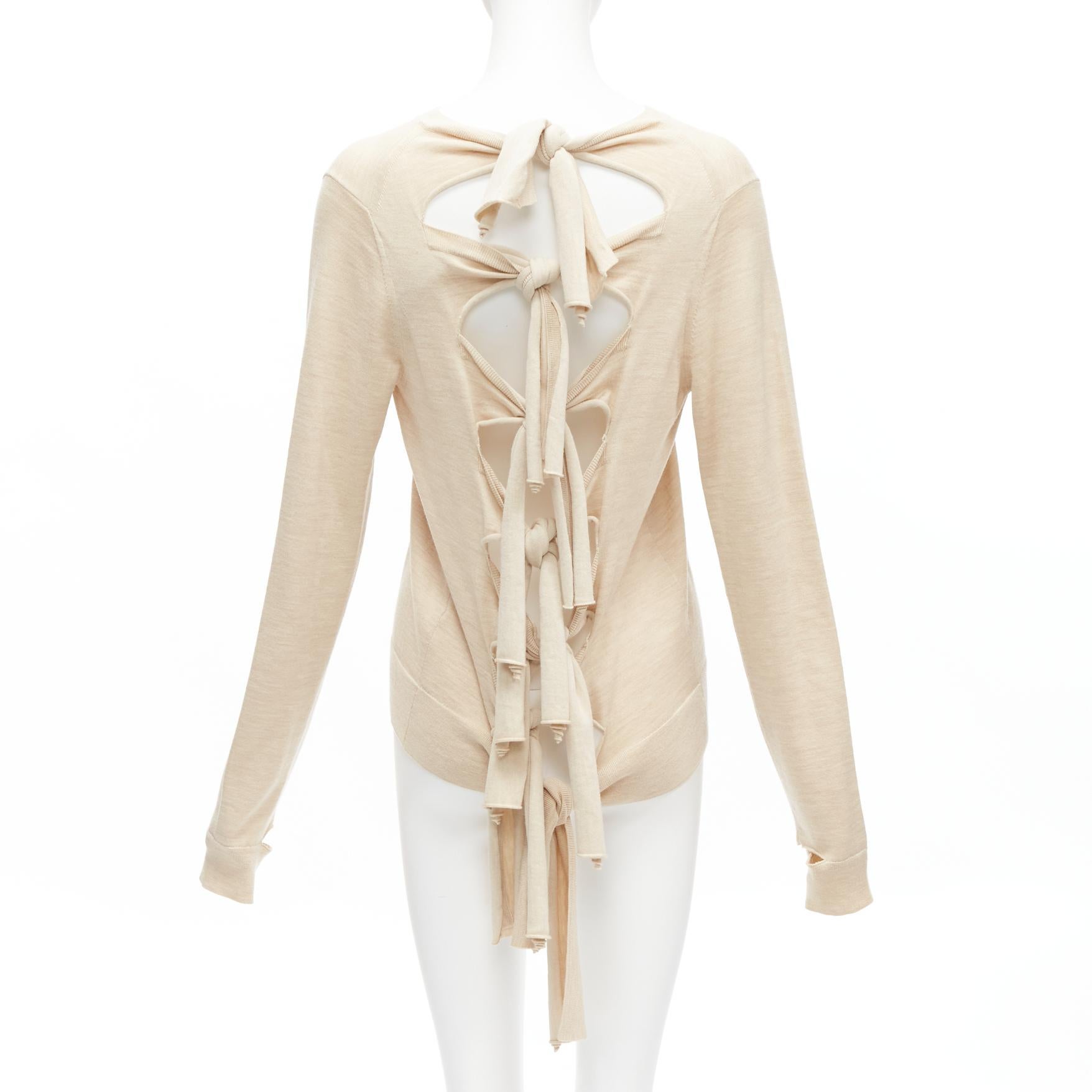 Pull OLD CELINE Phoebe Philo à manches découpées en laine et soie beige avec nœud cravate au dos, taille M
Référence : TGAS/D00352
Marque : Celine
Designer : Phoebe Philo
MATERIAL : Laine, soie
Couleur : Beige
Motif : Solide
Fermeture :