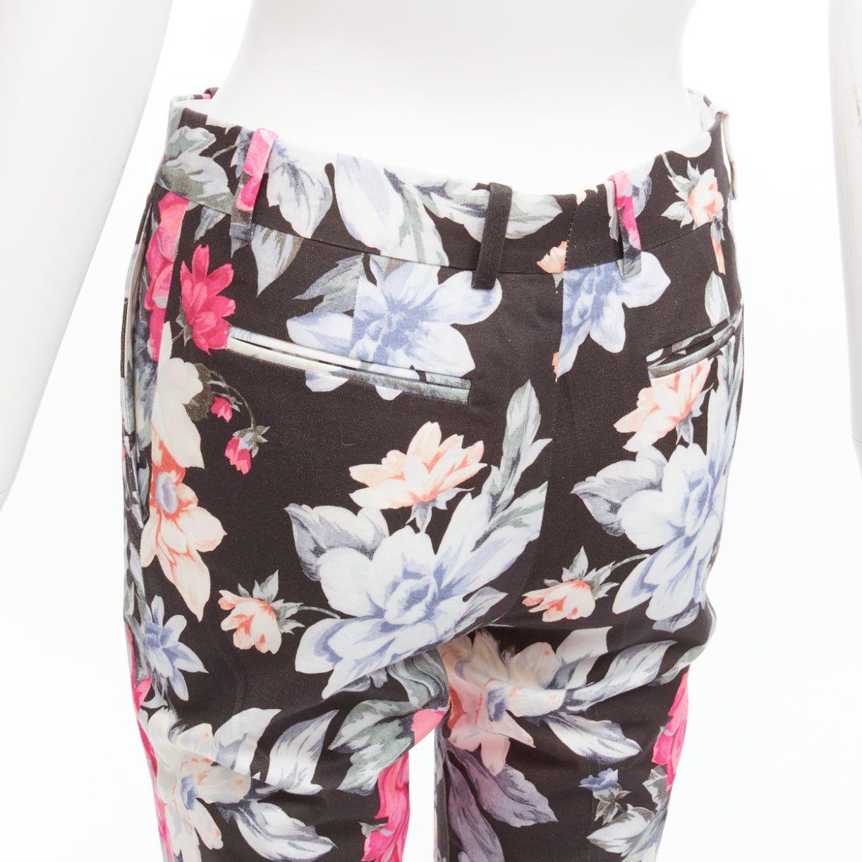 OLD CELINE Phoebe Philo pantalón cónico de sarga de algodón con estampado floral negro FR34 XS
Referencia: BSHW/A00055
Marca: Celine
Diseñadora: Phoebe Philo
Material: Algodón
Color: Multicolor
Patrón: Floral
Cierre: Bragueta con cremallera
Forro: