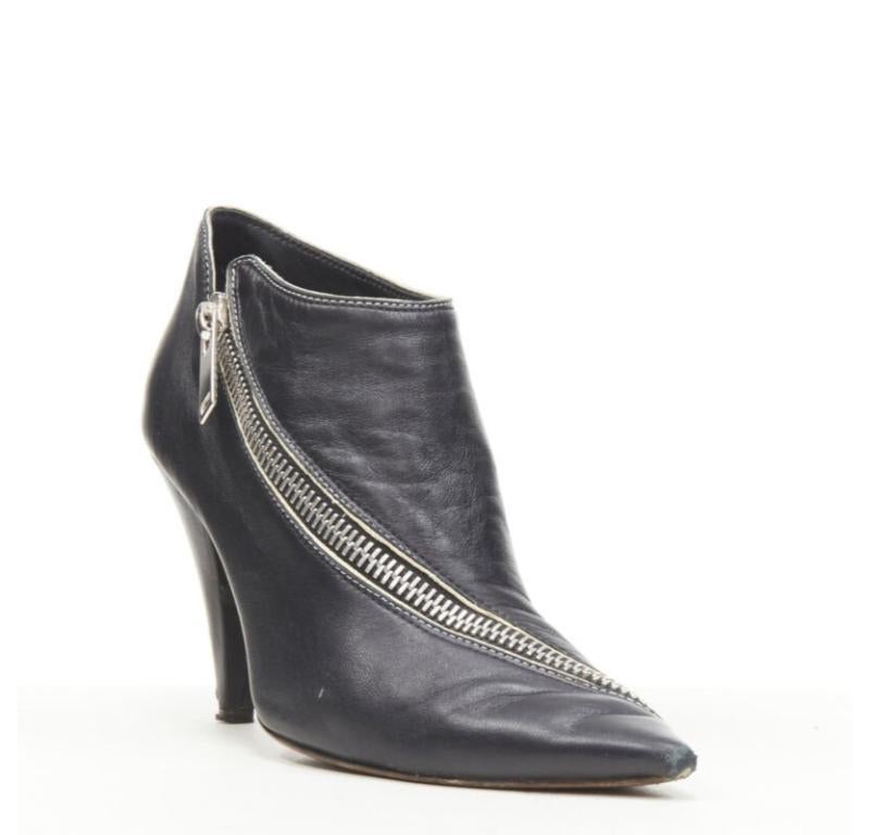 OLD CELINE Phoebe Philo Schwarzer Lederstiefel mit silbernem Reißverschluss und Kegelabsatz EU36,5
Referenz: JACG/A00064
Marke: Celine
Designer: Phoebe Philo
MATERIAL: Leder
Farbe: Schwarz, Silber
Muster: Solide
Verschluss: