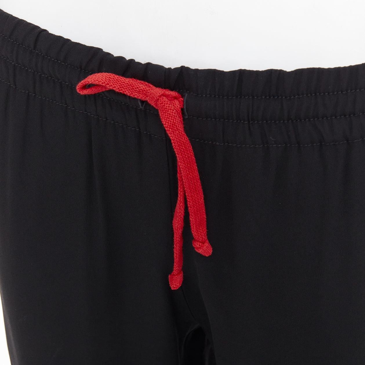 OLD Celine Phoebe Philo noir rouge cordon de serrage pantalon cropped nude facing FR36 S
Référence : NKLL/A00614
Marque : Celine
Designer : Phoebe Philo
MATERIAL : Viscose, mélange
Couleur : noir, rouge
Motif : Solide
Fermeture : Cordon de