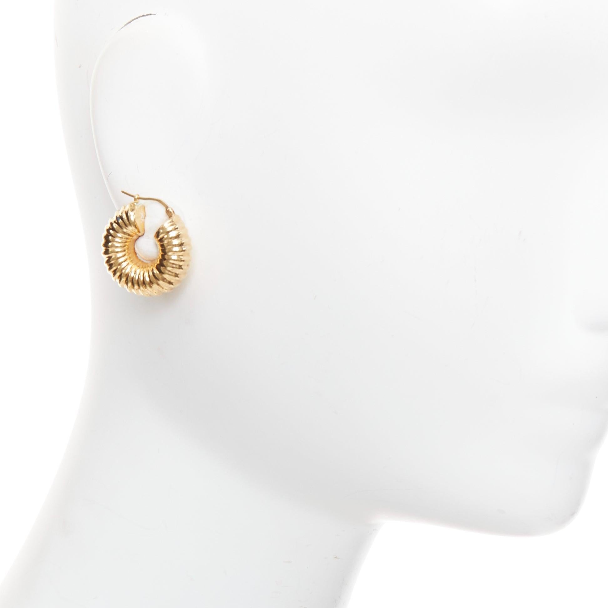 Vecchi orecchini a cerchio di Celine Phoebe Philo a coste Croissant in ottone dorato Paio
Riferimento: TGAS/F00416
Marchio: Celine
Designer: Phoebe Philo
Materiale: Ottone
Colore: oro
Modello: Tinta unita
Chiusura: Trafitto
Dettagli extra: Ottone