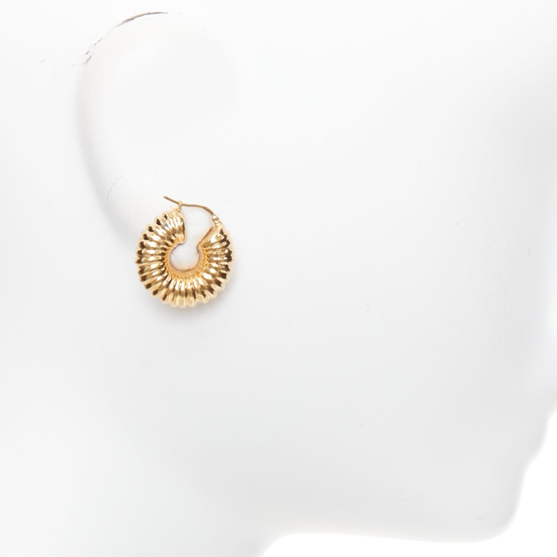 Vecchi orecchini a cerchio di Celine Phoebe Philo a coste Croissant in ottone dorato Paio In condizioni buone in vendita a Hong Kong, NT