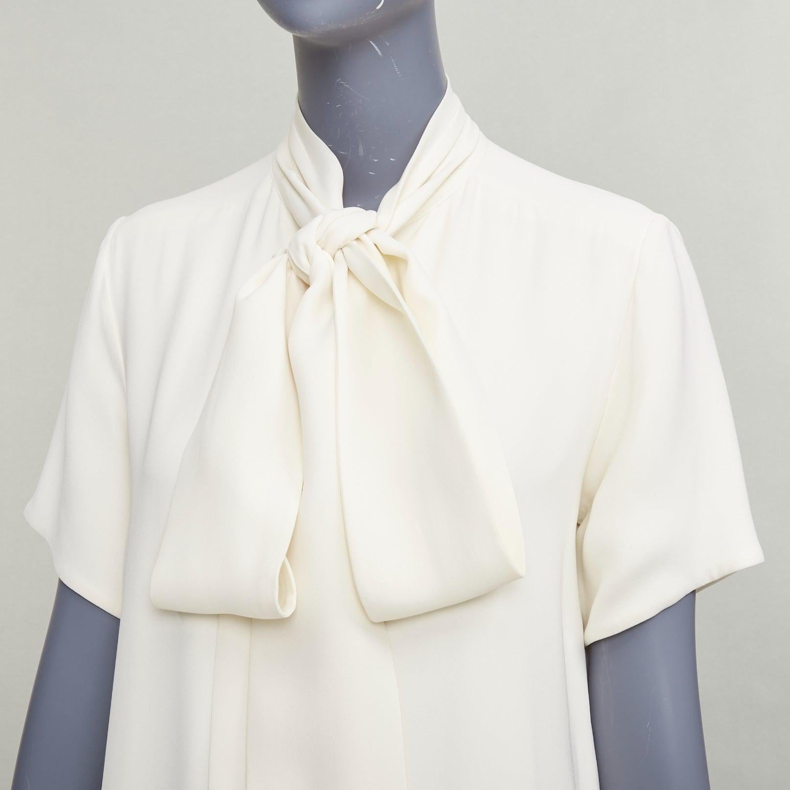 OLD CELINE Phoebe Philo cremefarbenes taupefarbenes Hemdkleid aus Seidenwollfilz mit tiefer Taille FR38 M
Referenz: CC/A00471
Marke: Celine
Designer: Phoebe Philo
MATERIAL: Seide, Wolle, Gemisch
Farbe: Creme, Taupe
Muster: Solide
Verschluss: