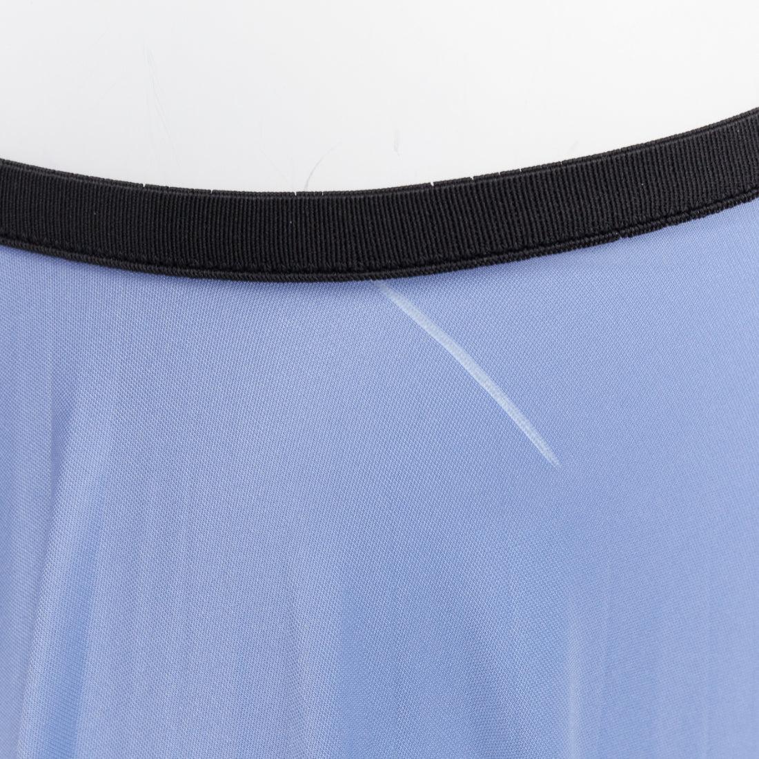 VECCHIA Celine Phoebe Philo gonna a pieghe blu cielo con cintura nera FR34 XS
Riferimento: GEGG/A00032
Marchio: Celine
Designer: Phoebe Philo
Materiale: Triacetato, Miscela
Colore: Blu, Nero
Modello: Tinta unita
Chiusura: elastica
Prodotto in: