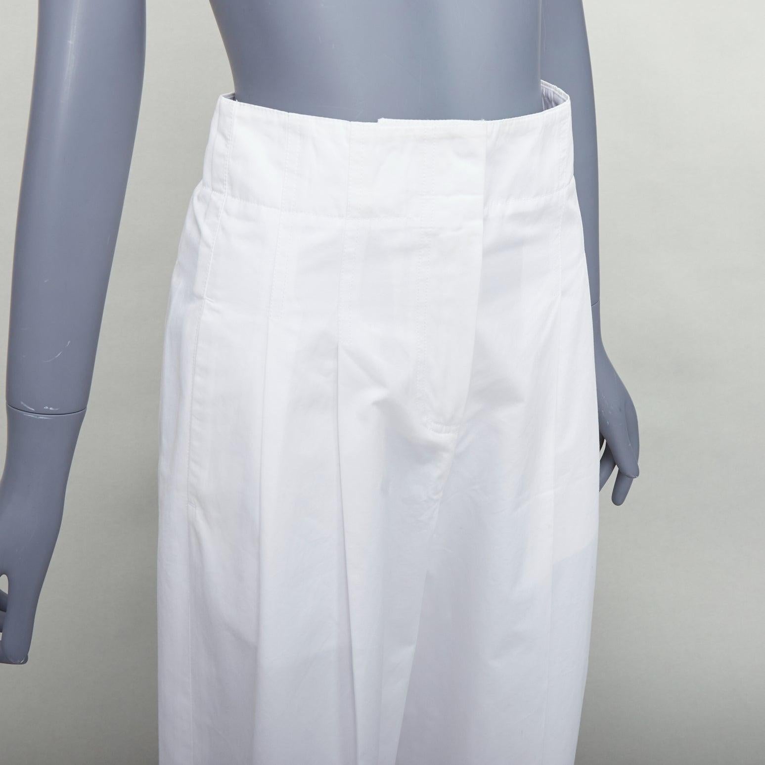 OLD CELINE Phoebe white cotton high waisted pleated tapered pants FR34 XS
Reference: SNKO/A00442
Brand: Celine
Designer: Phoebe Philo
Material: Cotton
Color: White
Pattern: Solid
Closure: Zip Fly
Extra Details: Pleated back.
Made in: