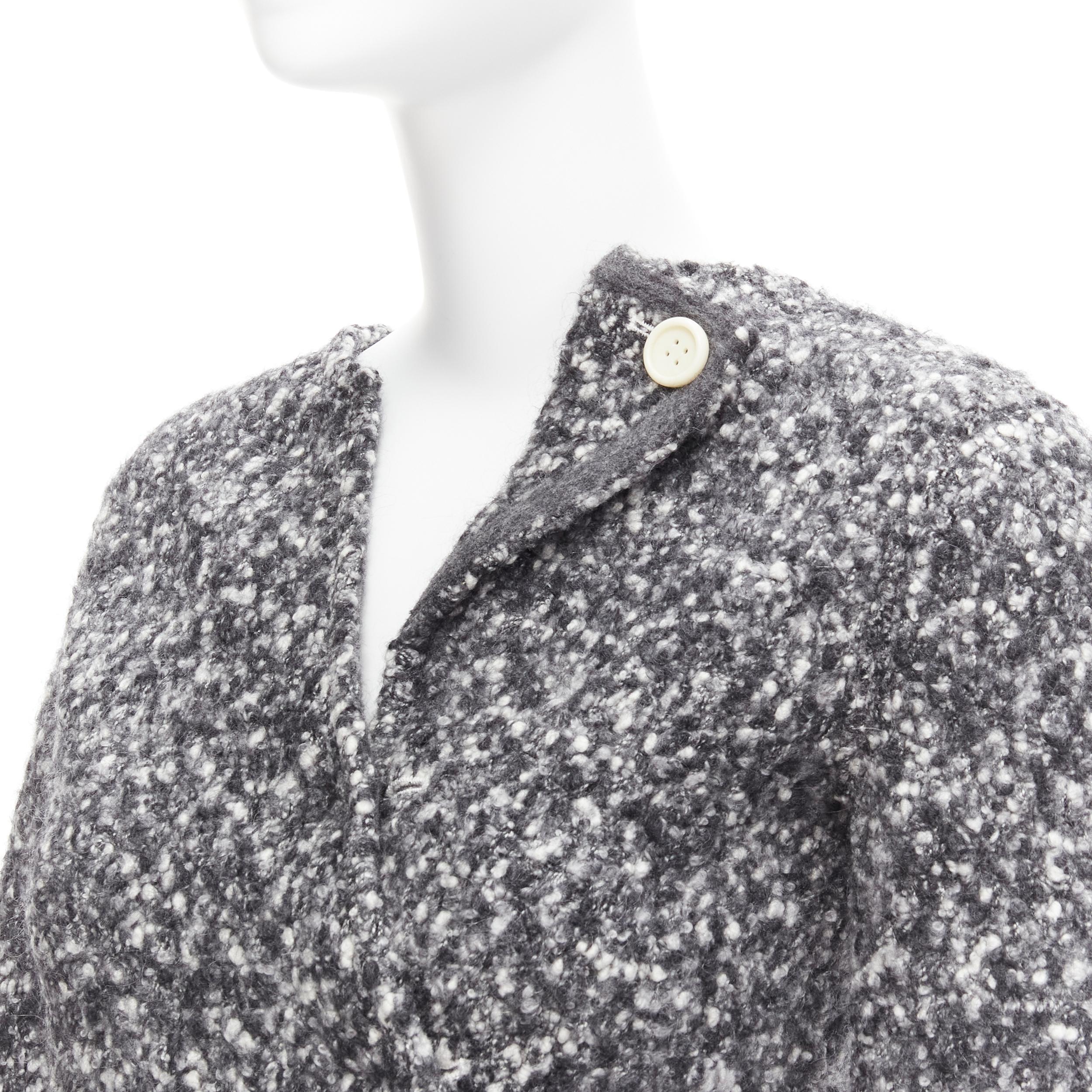 OLD CELINE Runway Phoebe Philo 2014 grey wool boucle bias diagonal top FR34 XS
Reference: TGAS/C01978
Brand: Celine
Designer: Phoebe Philo
Collection: Fall 2014 - Runway
Material: Wool, Polyamide, Mohair
Color: Grey, White
Pattern: Solid
Closure: